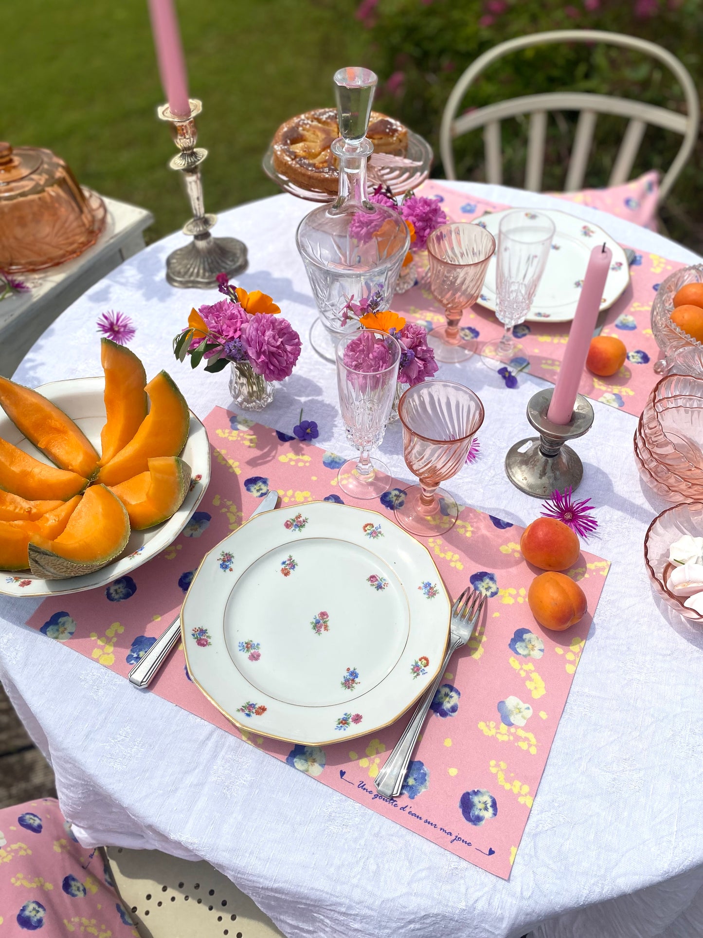 4 verres à pied en rosaline et leurs plateaux