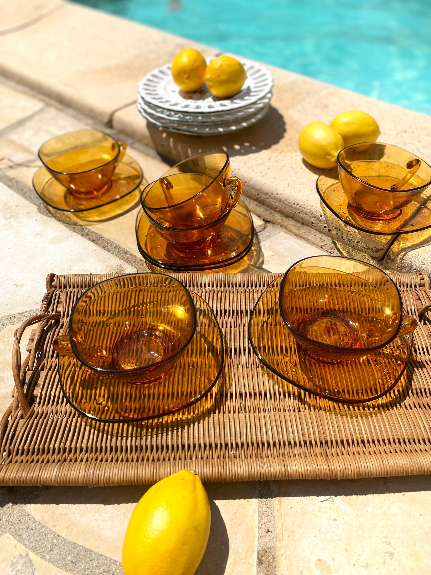 Tasses et soucoupes en verre ambré, plateau en osier