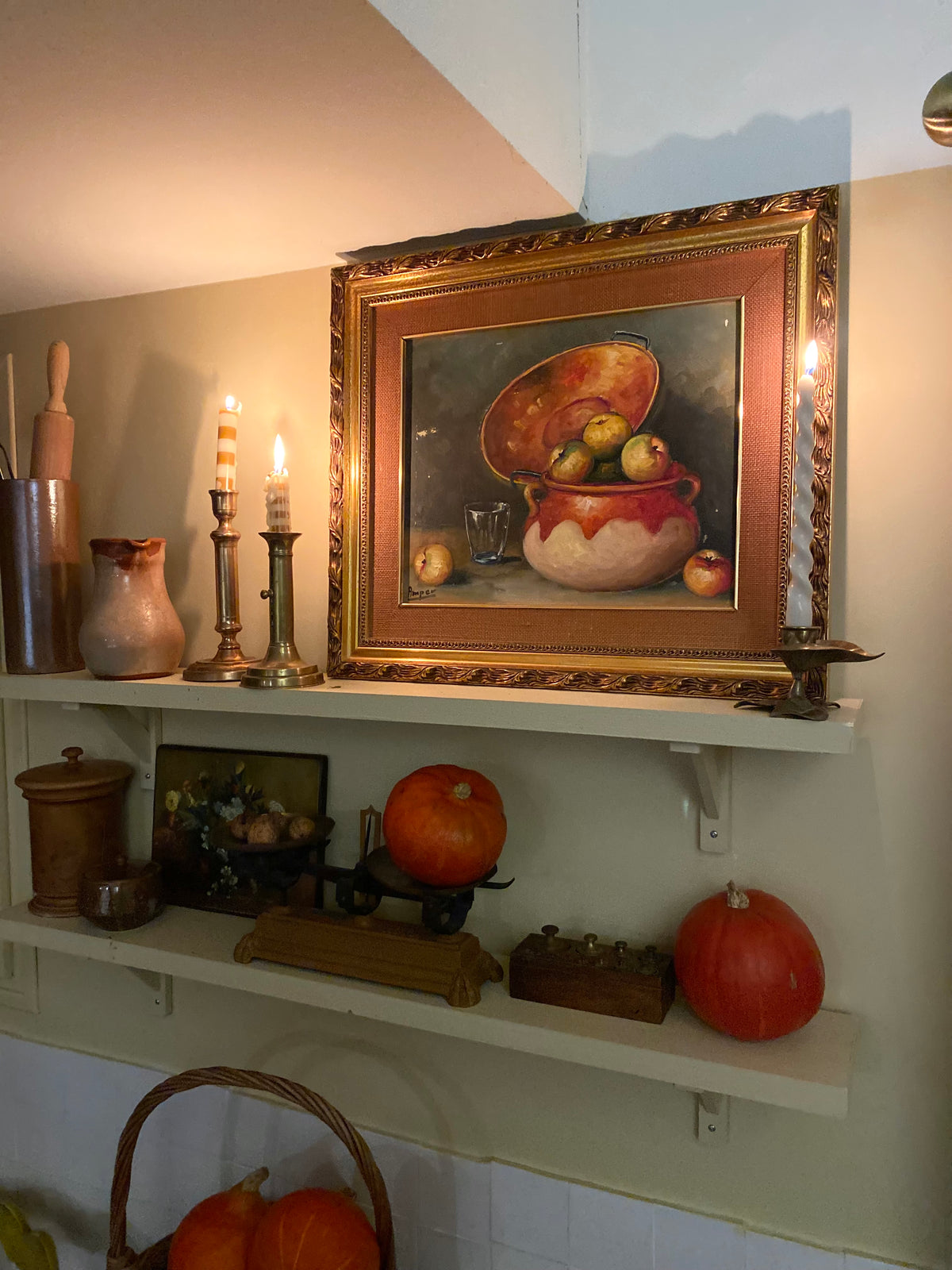Nature morte aux pommes et chaudron de cuivre, huile sur toile milieu du XXe siècle.