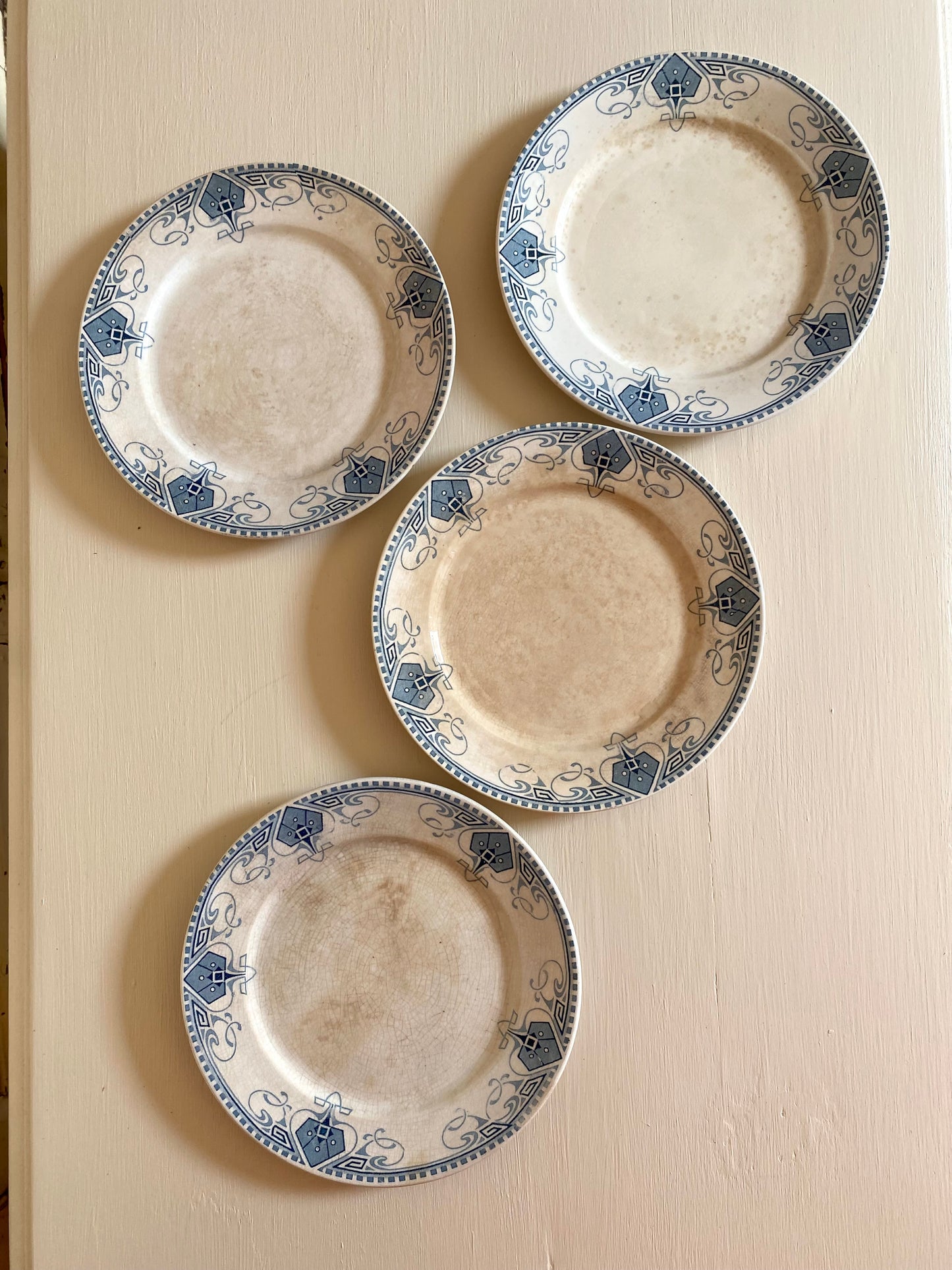 Assiettes à dessert ancienne en Terre de fer