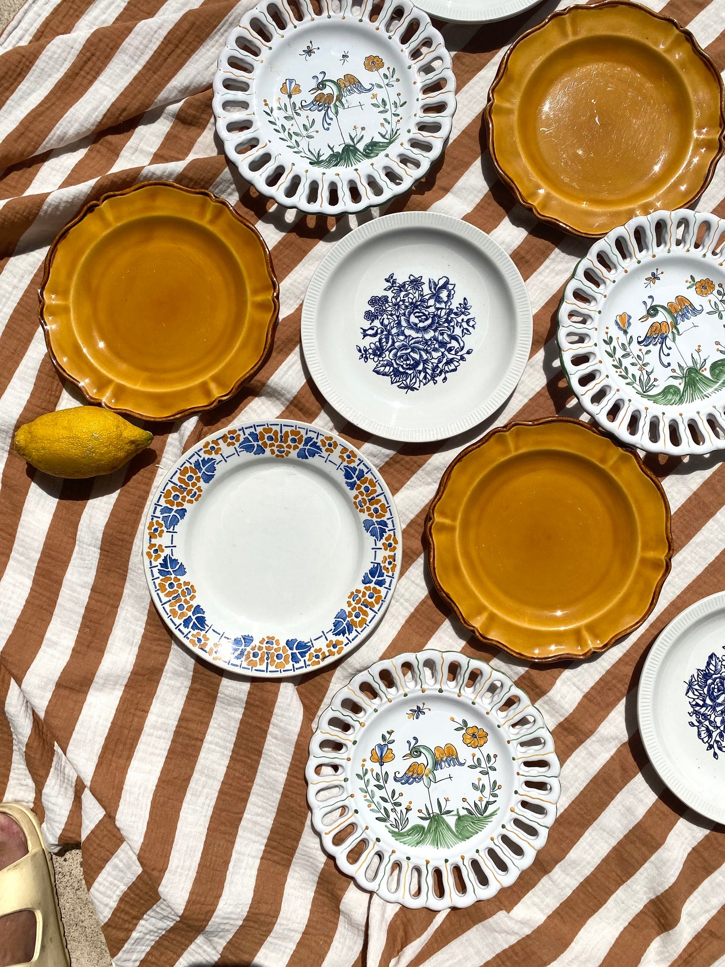 Ensemble de douze assiettes à dessert vintage dépareillées