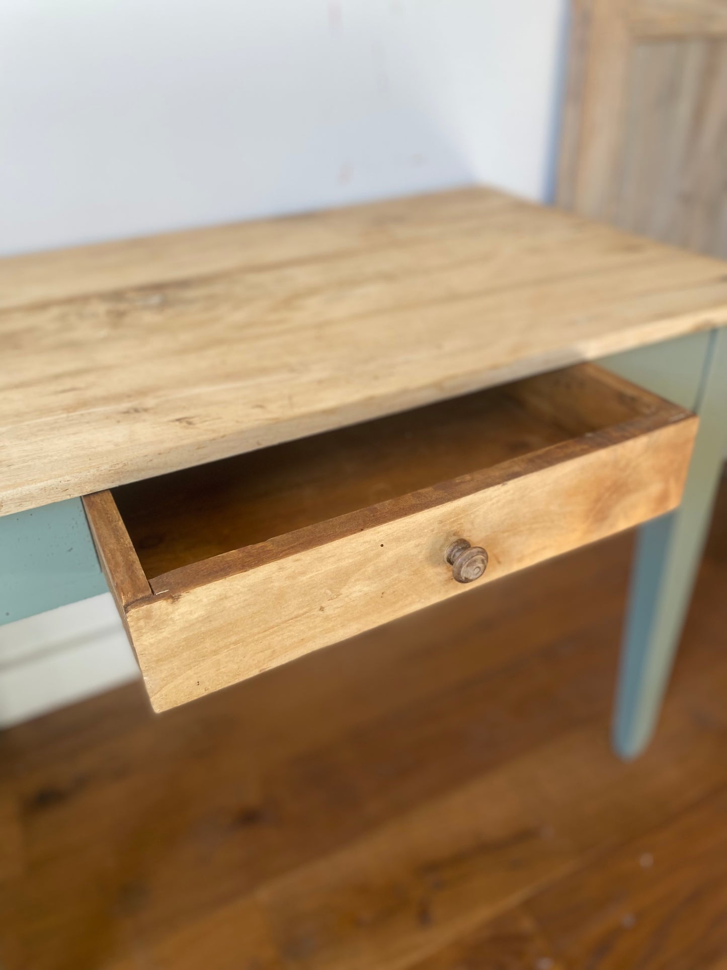 Bureau d’écolier en bois ancien rénové