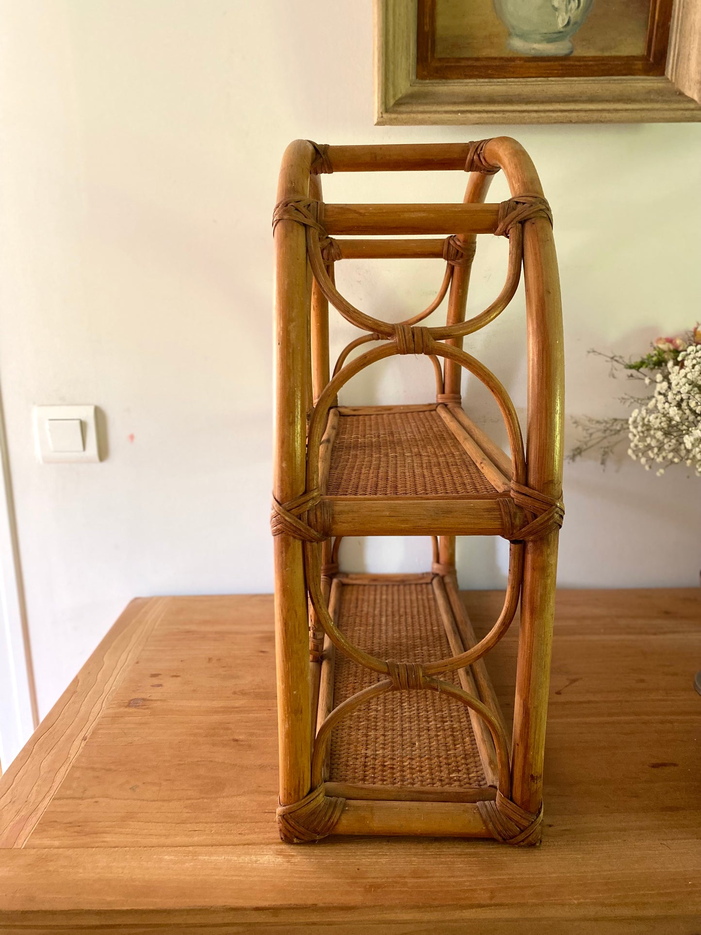 Étagère "Arche" en Rotin & Cannage – Vintage 1970