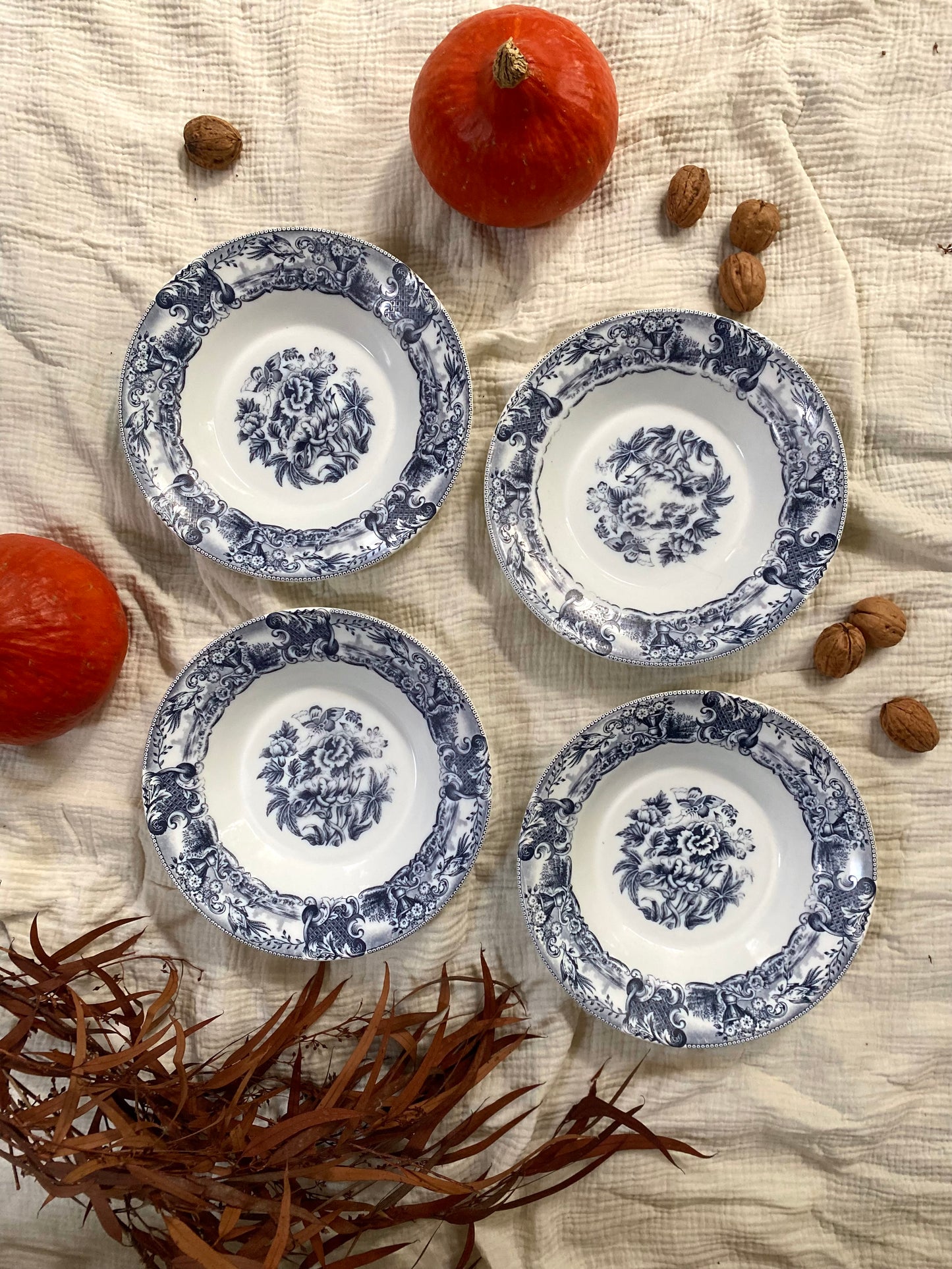 Assiettes creuses en opaline vintage
