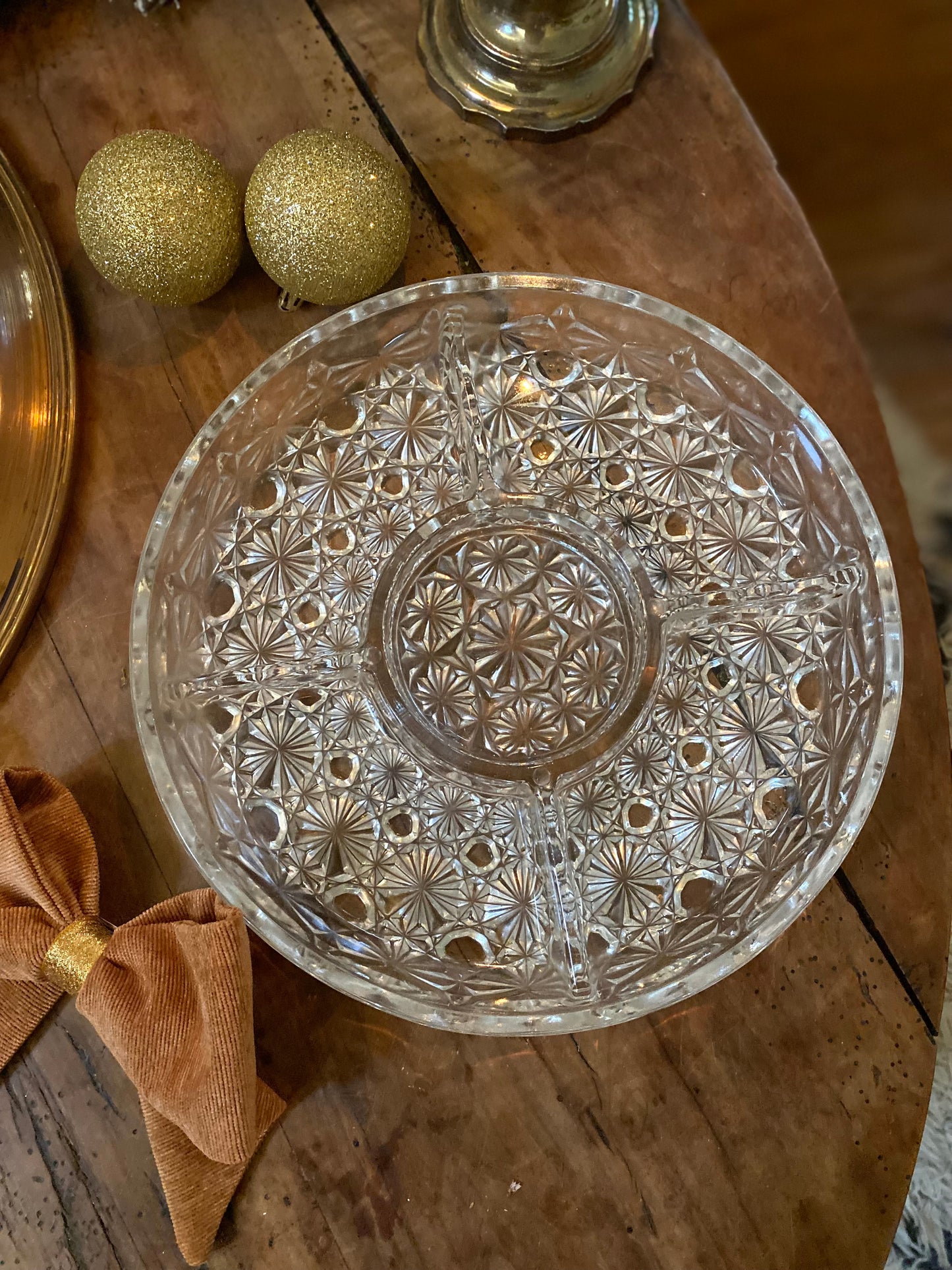 Plat à compartiment en verre moulé ancien