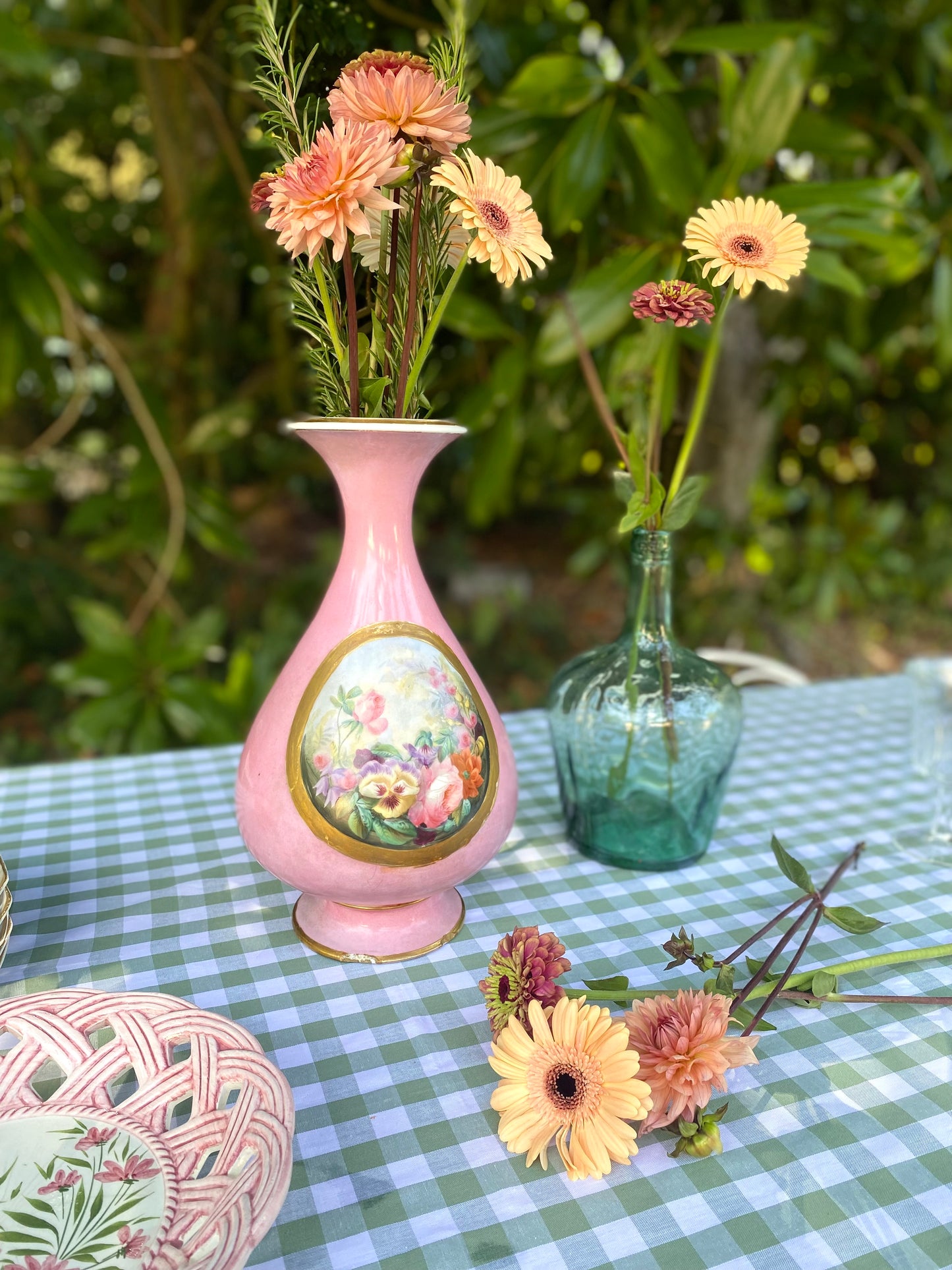Vase balustre en porcelaine à fond rose, médaillon floral peint XIXe siècle.