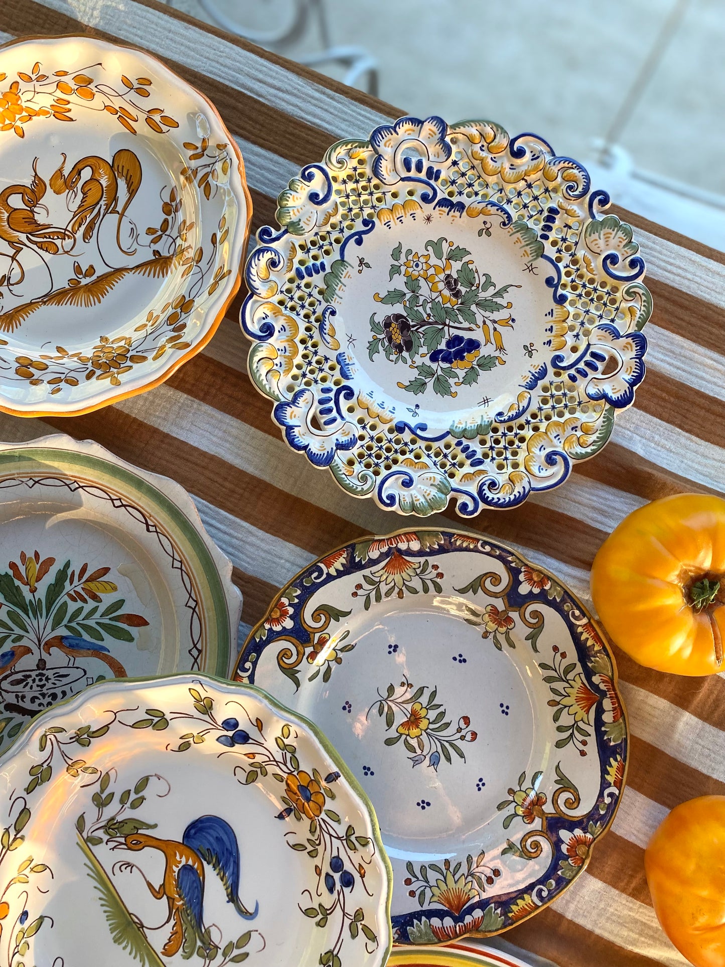 Service dépareillé de 11 assiettes en faïence peinte à la main