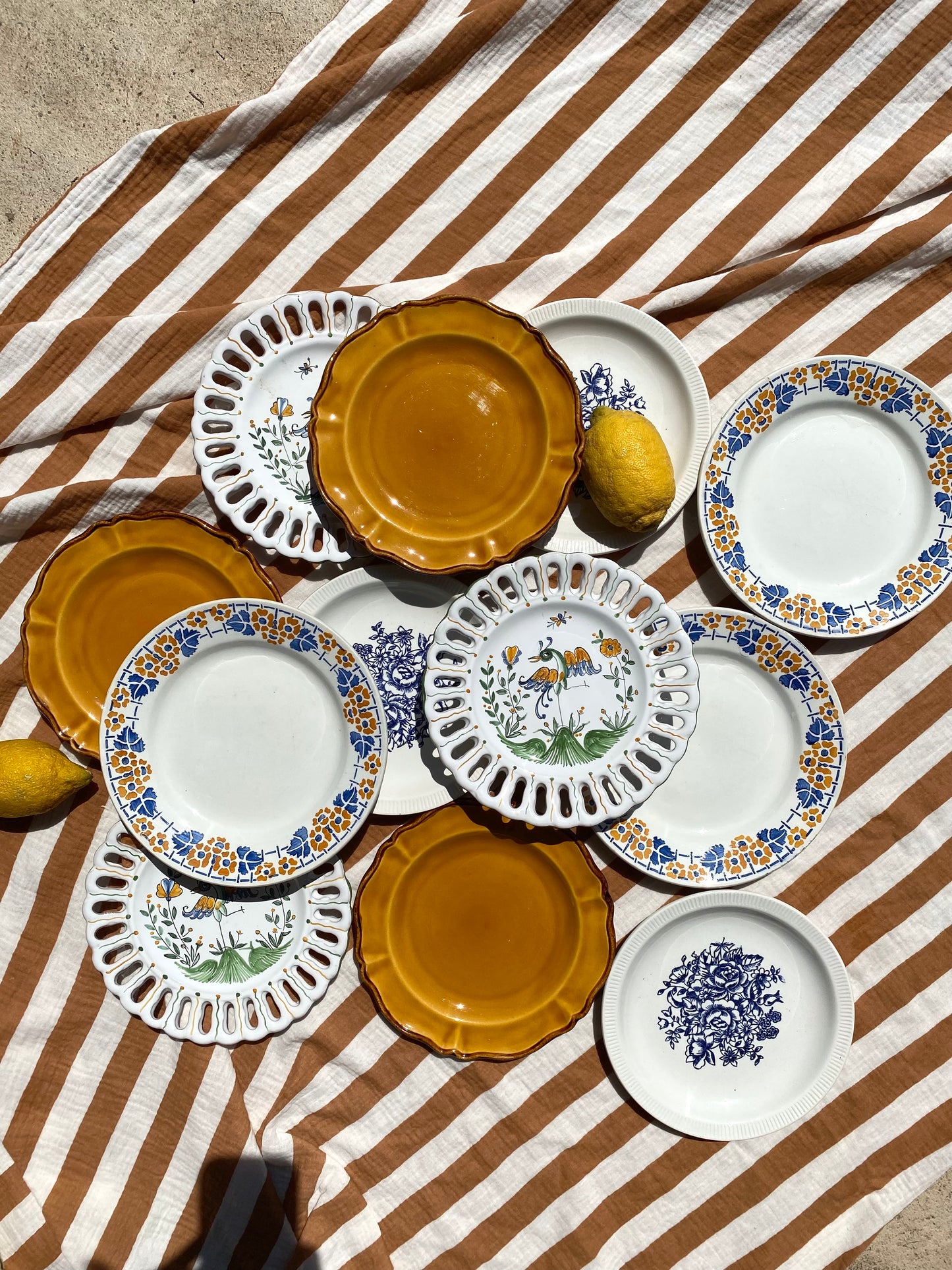 Ensemble de douze assiettes à dessert vintage dépareillées