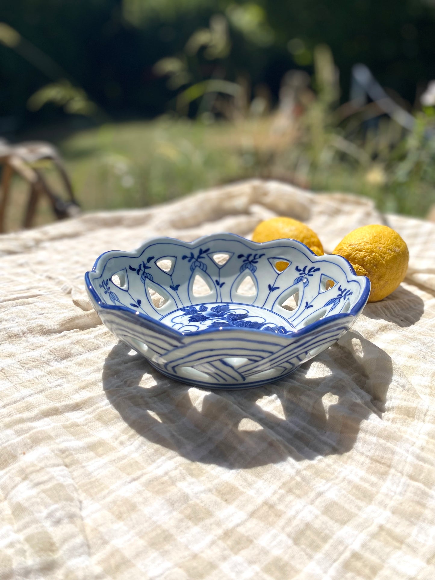 Coupelle ajourée en porcelaine ancienne bleu et blanc