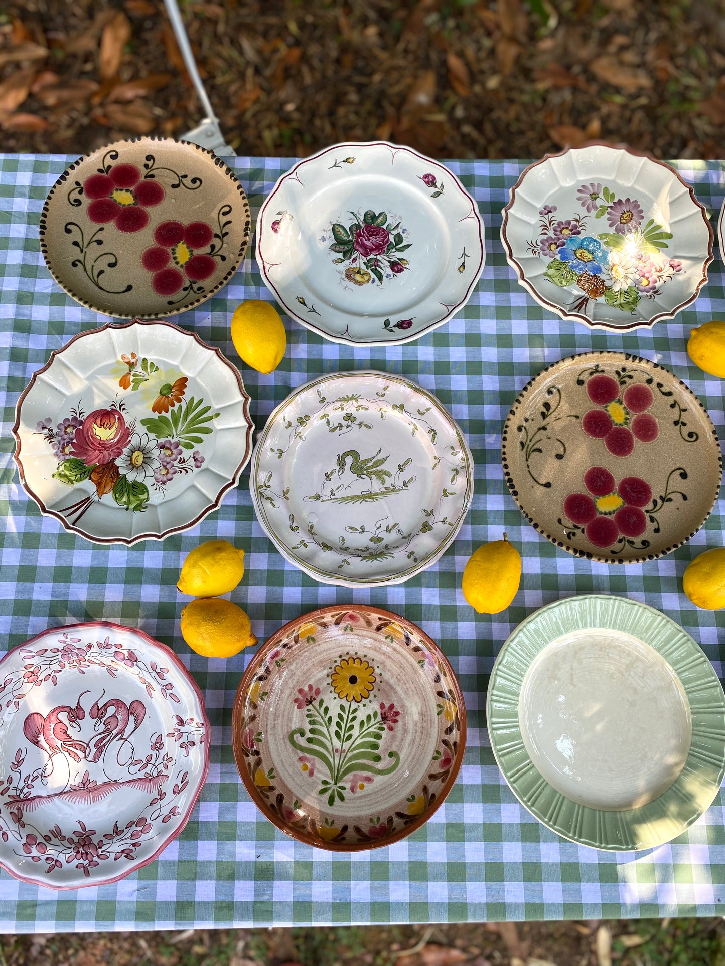 Exceptionnel ensemble de 15 grandes assiettes dépareillées