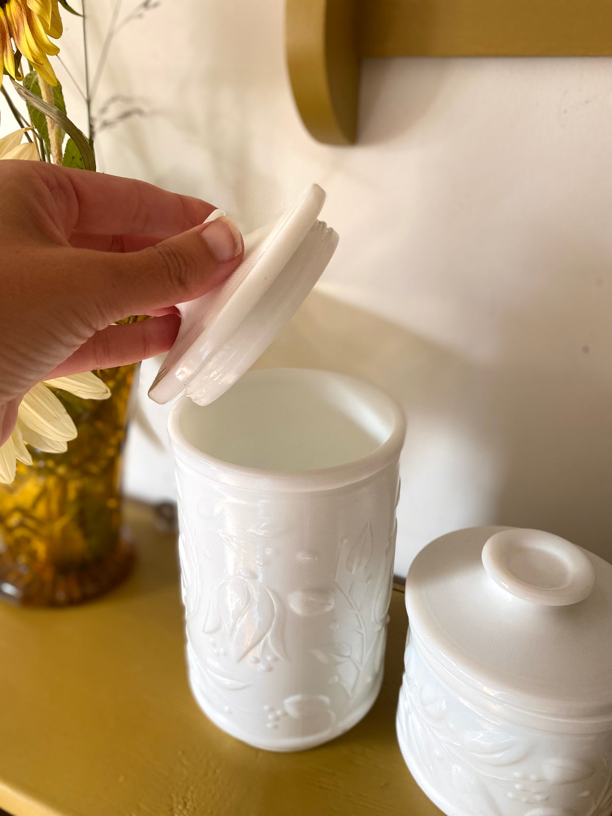 Duo de pots ancien en opaline blanche