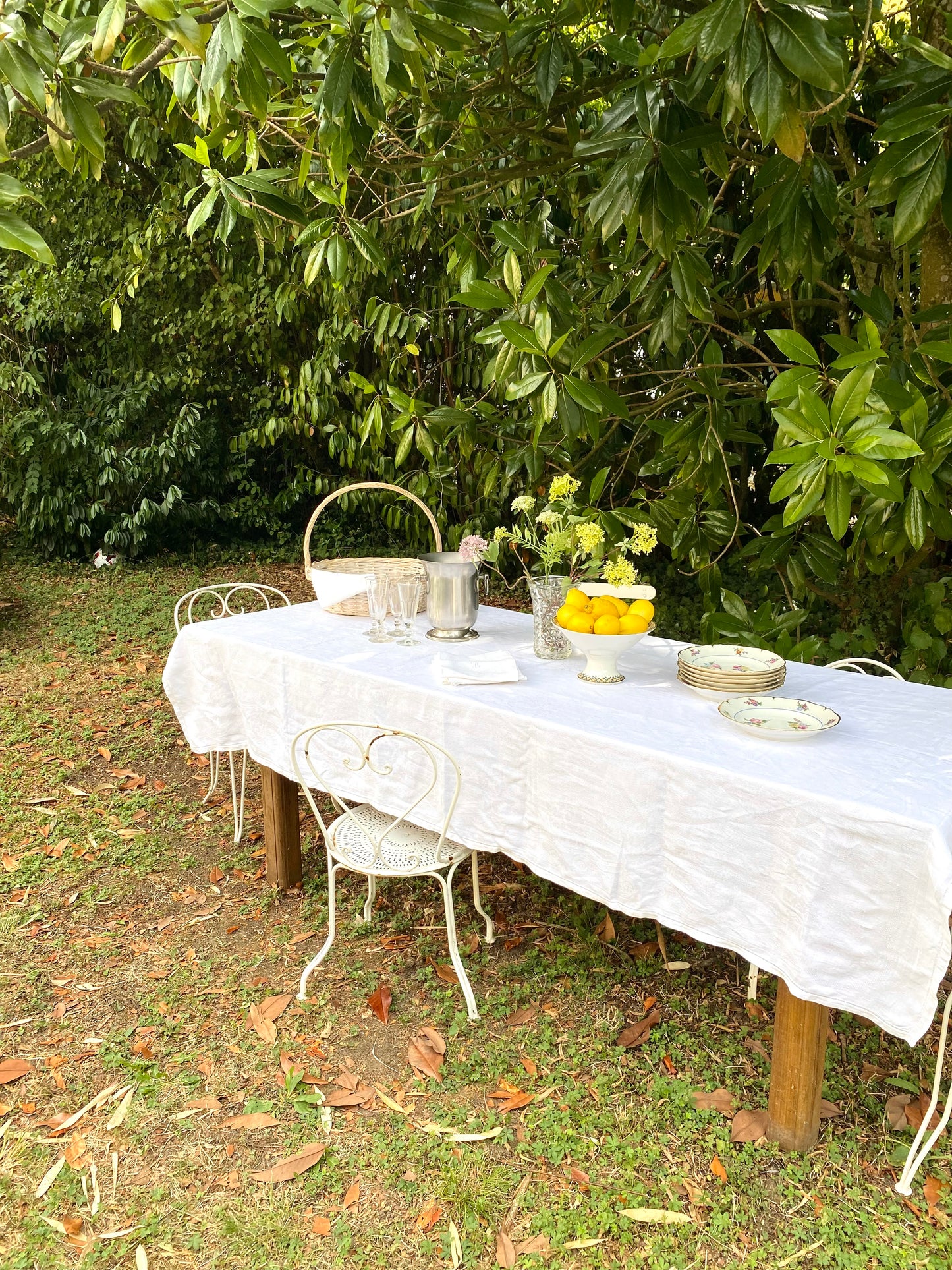 Service de table ancien en damassé blanc monogrammé début XXe siècle. Nappe 200x145 cm et 8 serviettes assorties