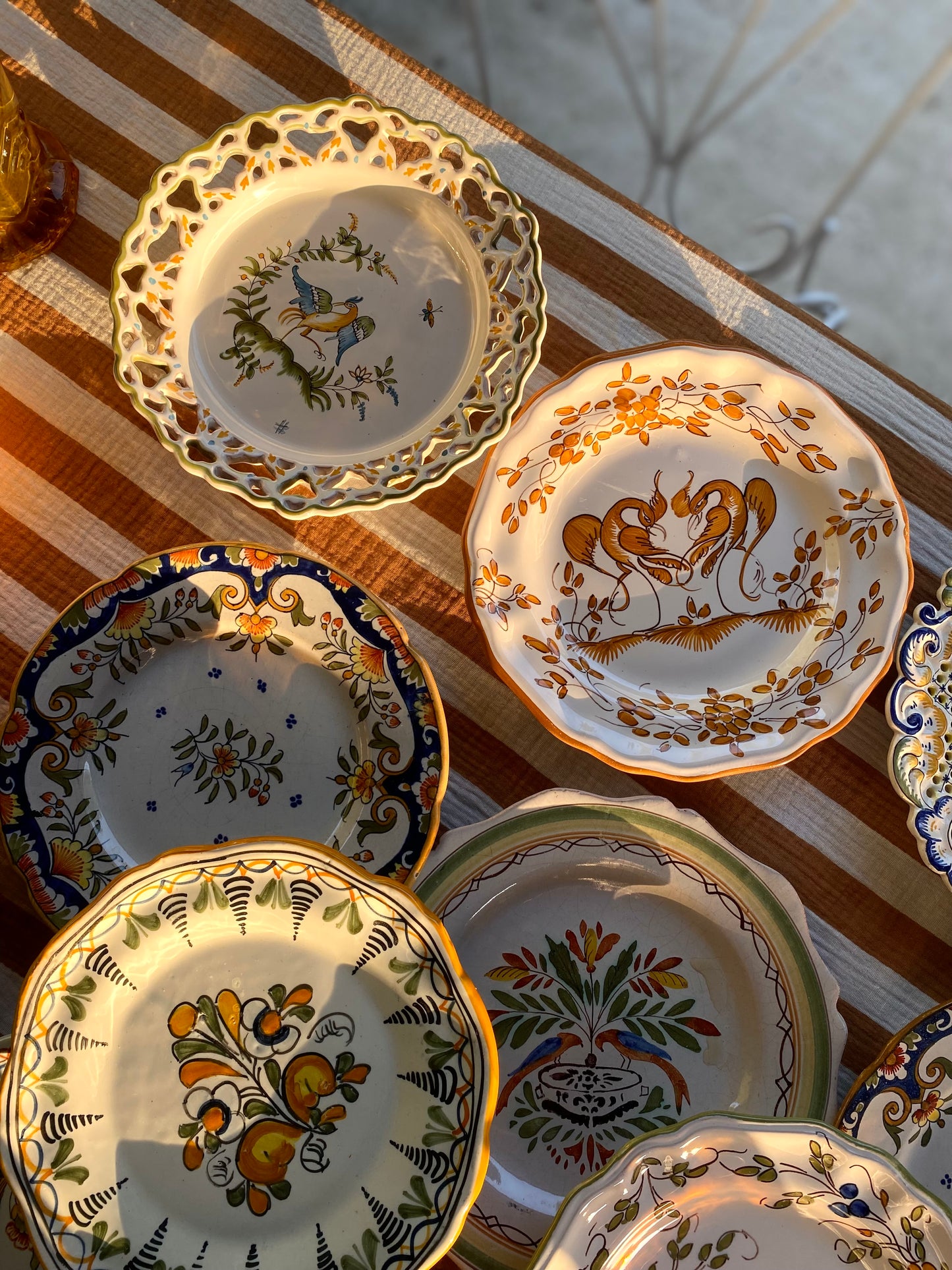 Service dépareillé de 11 assiettes en faïence peinte à la main