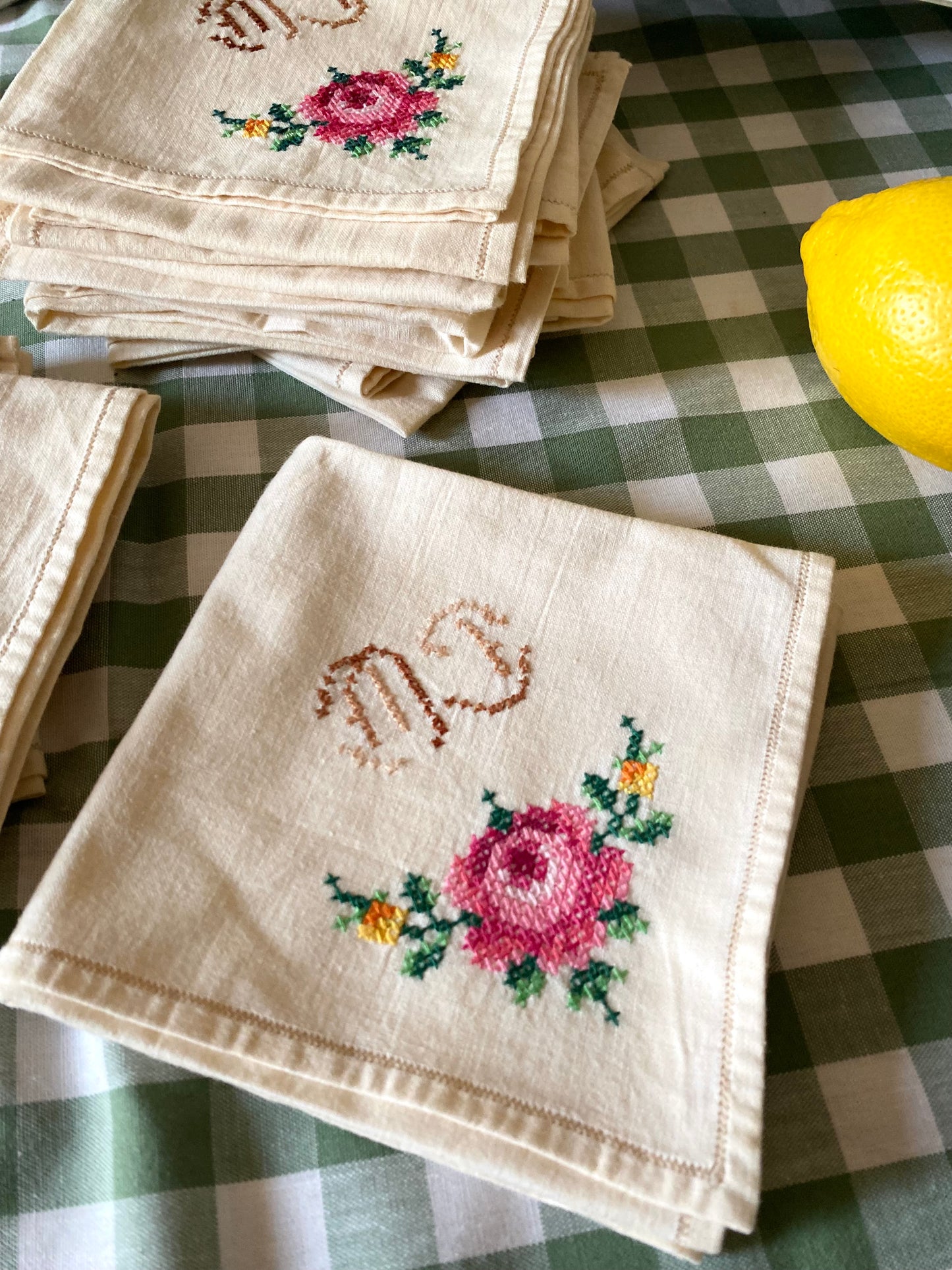 Douze serviettes anciennes brodées, monogramme fleuri