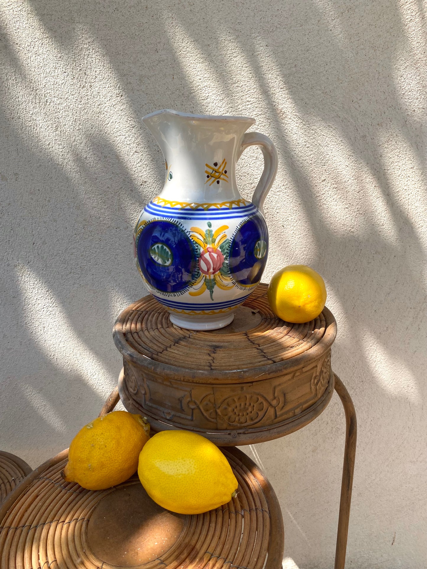 Pichet en faïence peinte, décor méditerranéen