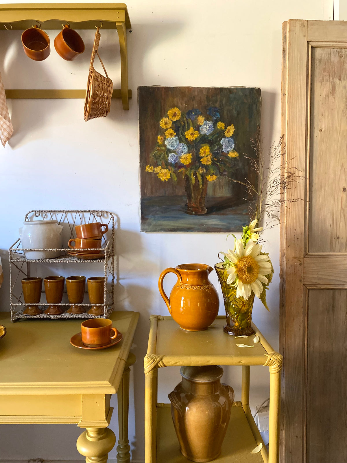 Huile sur toile, bouquet de fleurs jaunes et bleues, milieu XXe