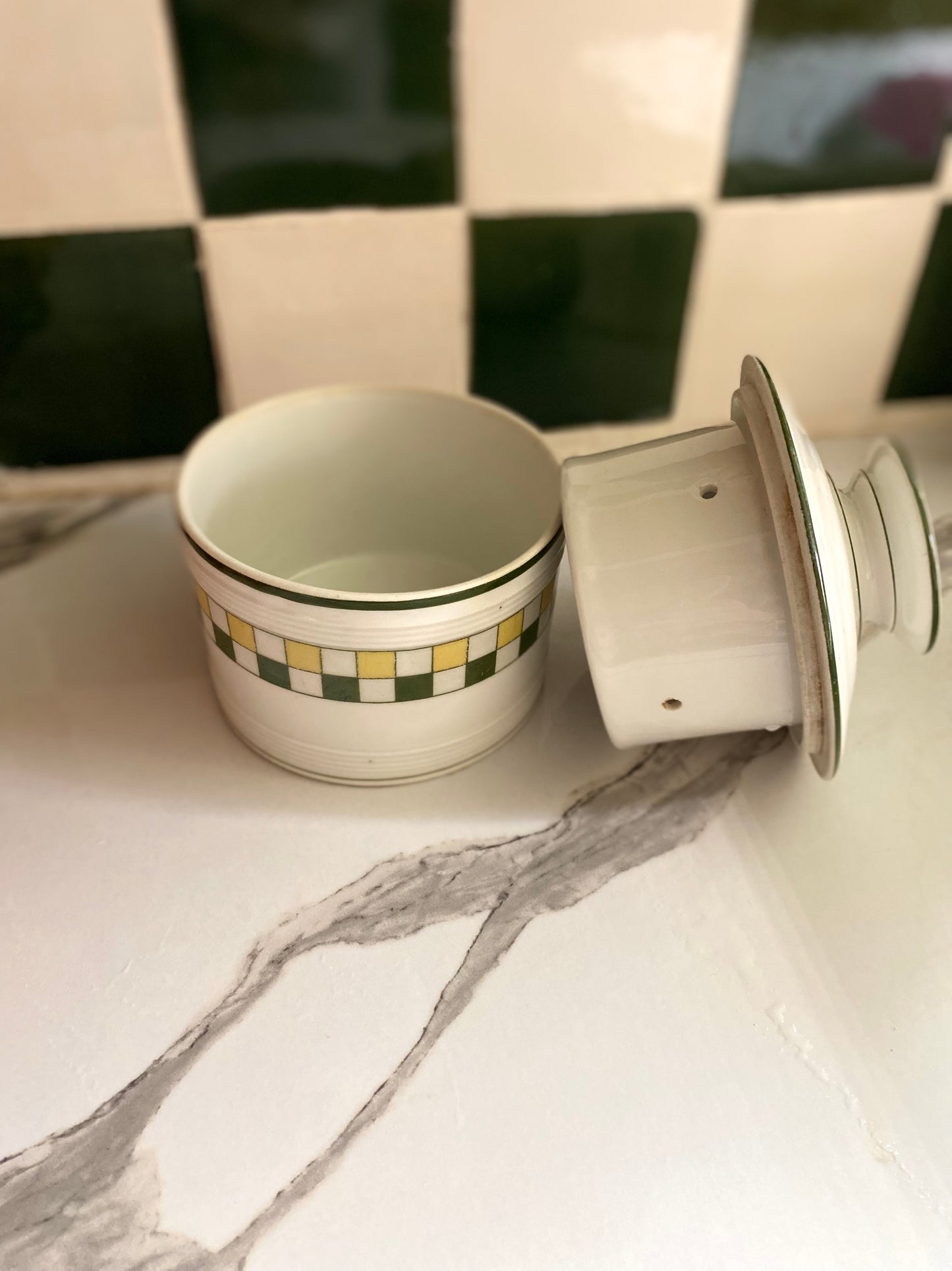 Pot en faïence ancienne