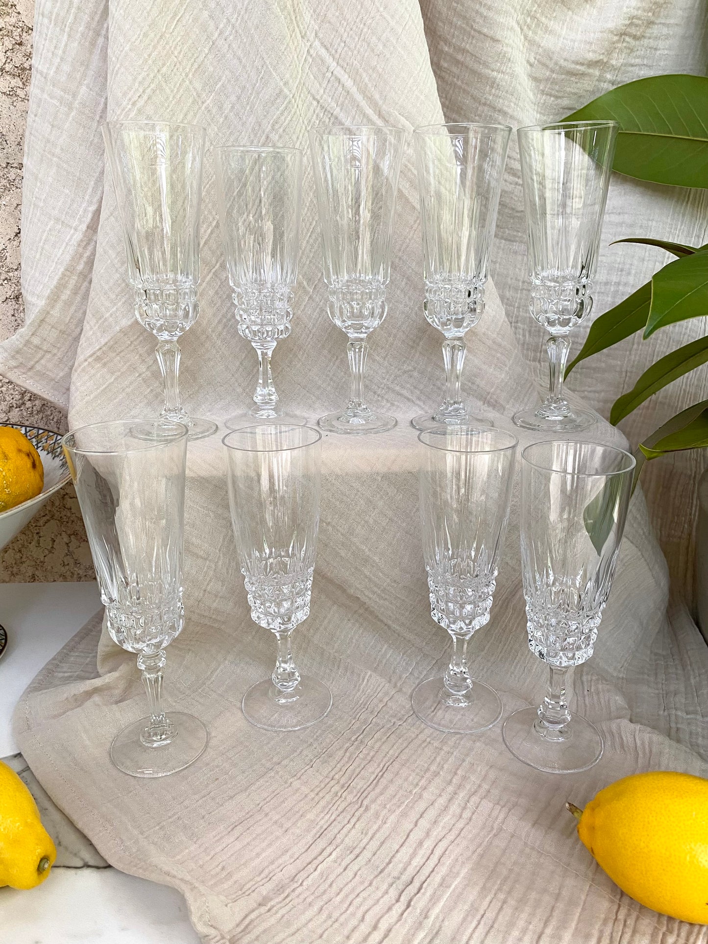 Service de 9 flûtes à champagne dépareillées, verre et cristal taillé