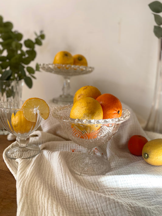 Superbe drageoir Ancien en Verre Moulé – Motif "Cœur & Lyre" – Style EAPG