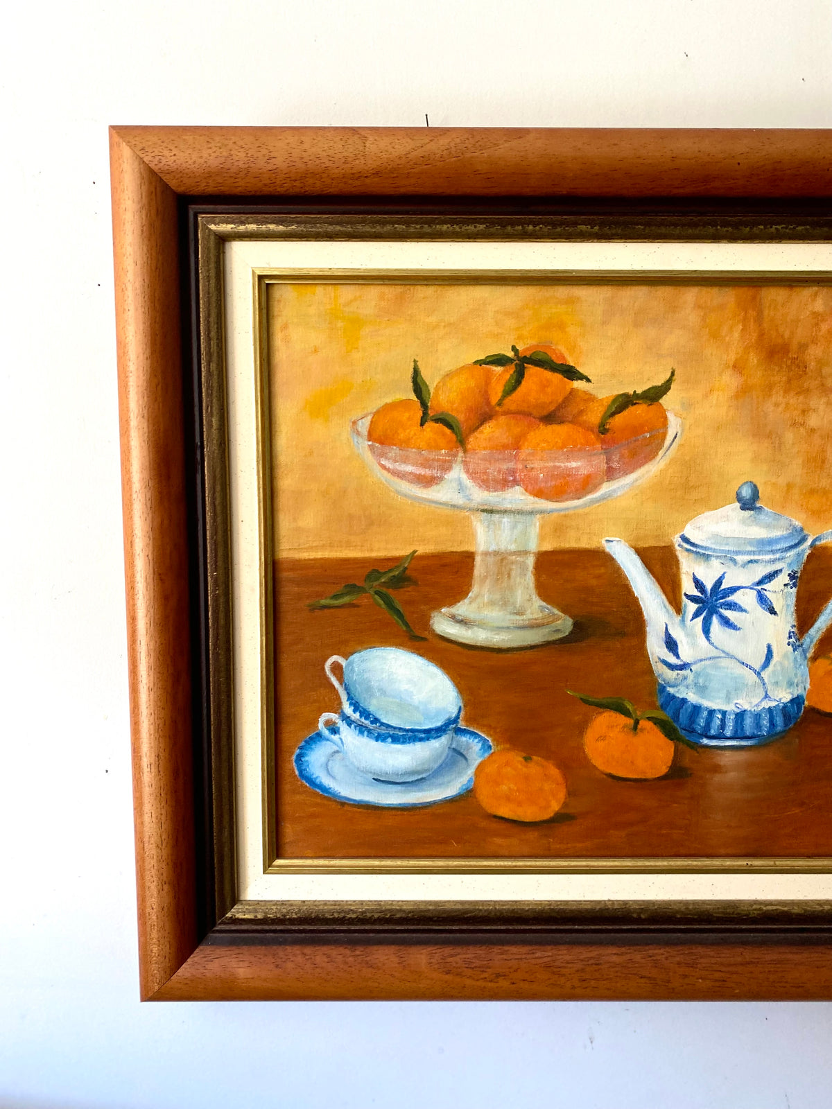 Tableau nature morte aux mandarines et faïence bleue, huile sur toile encadrée