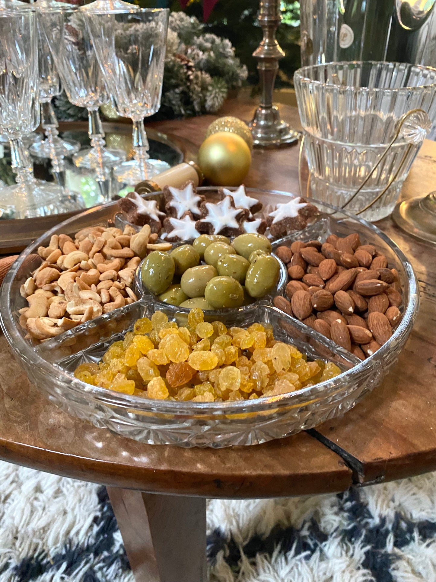 Plat à compartiment en verre moulé ancien