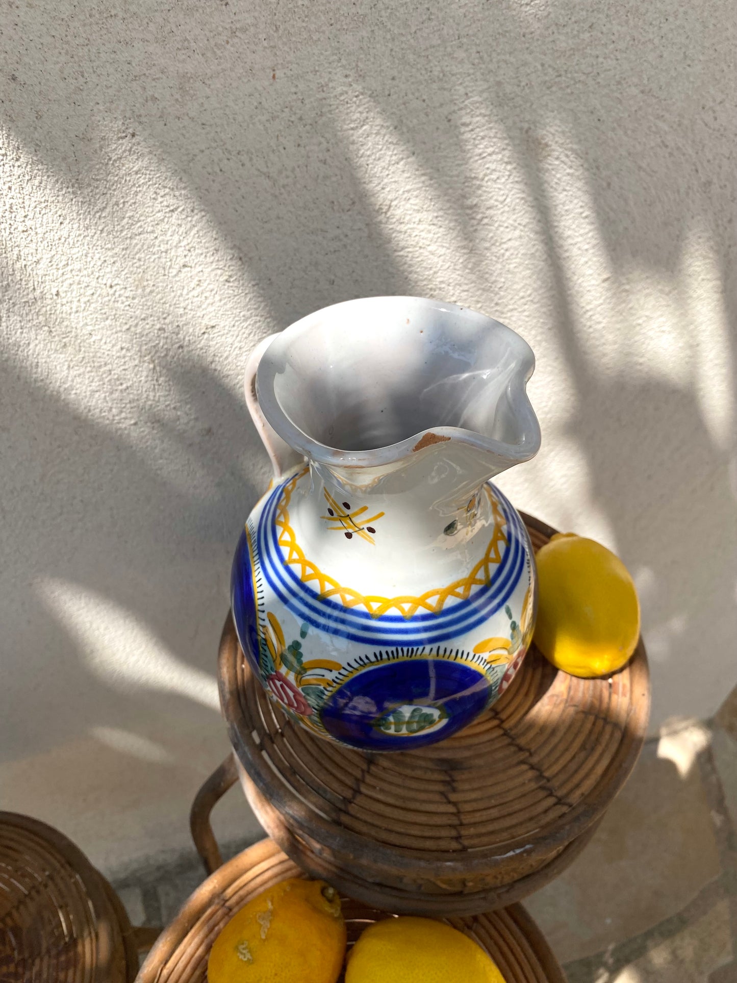 Pichet en faïence peinte, décor méditerranéen