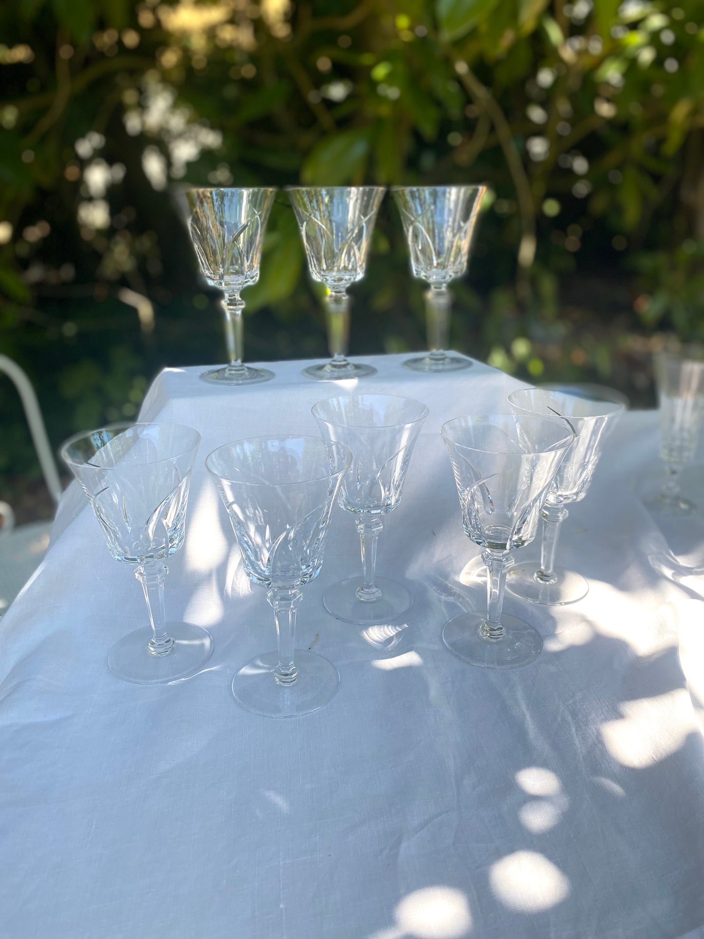 Service de 8 grands verres à vin en cristal taillé