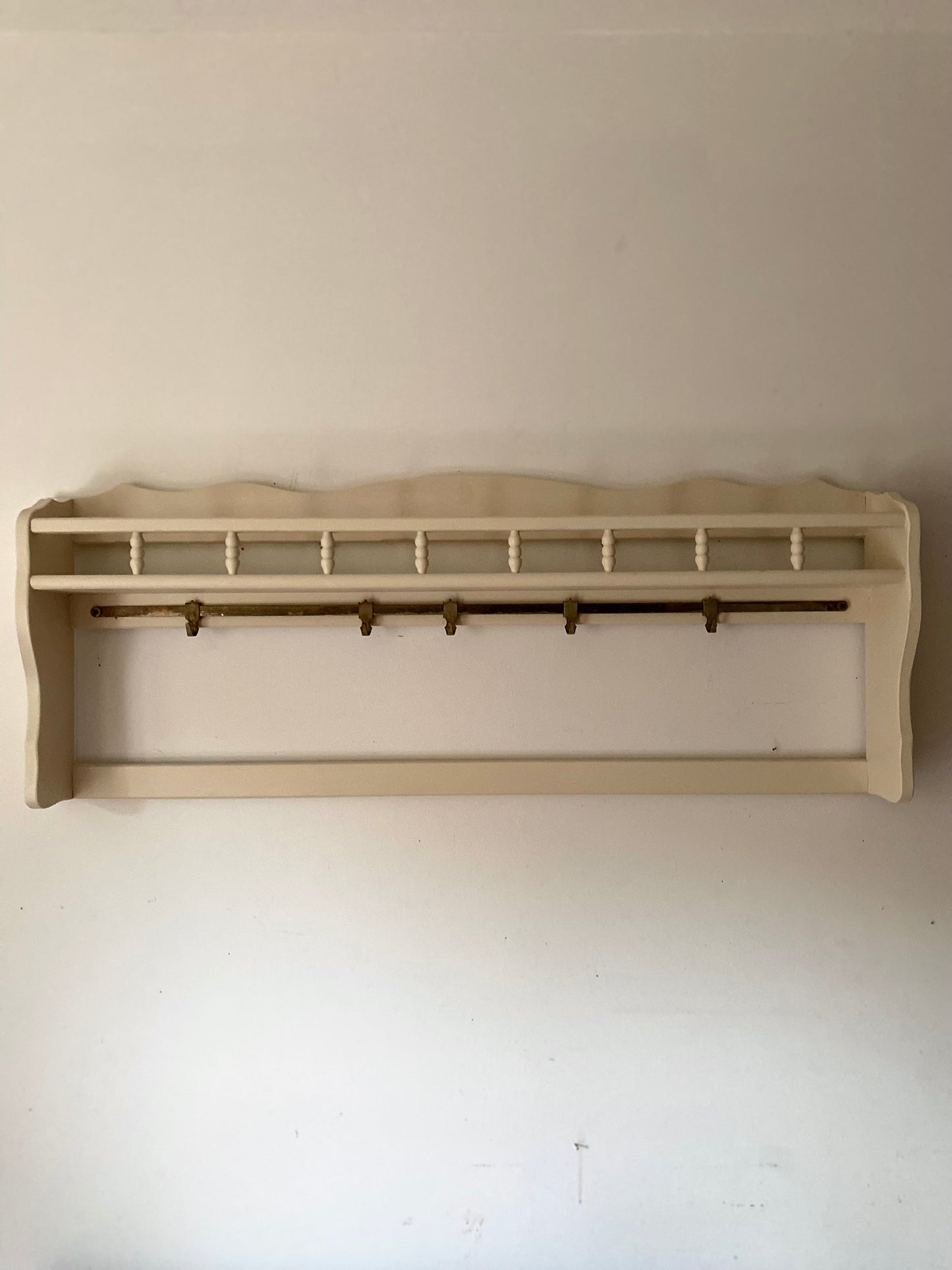 Étagère murale en bois ancien couleur crème