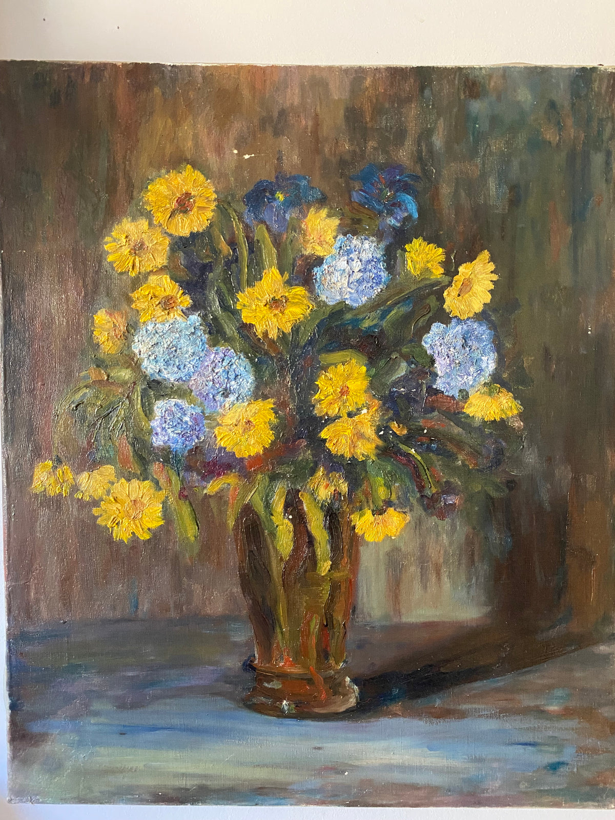 Huile sur toile, bouquet de fleurs jaunes et bleues, milieu XXe