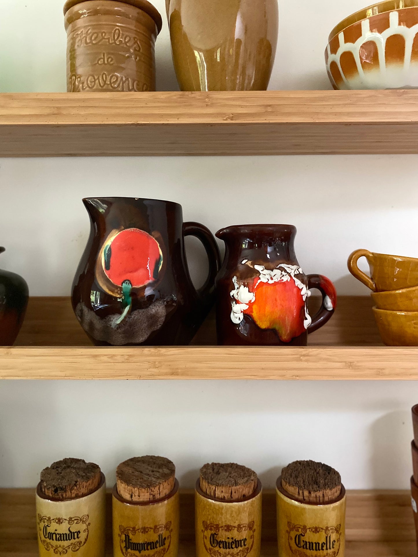 Duo de pichets en céramique ancienne