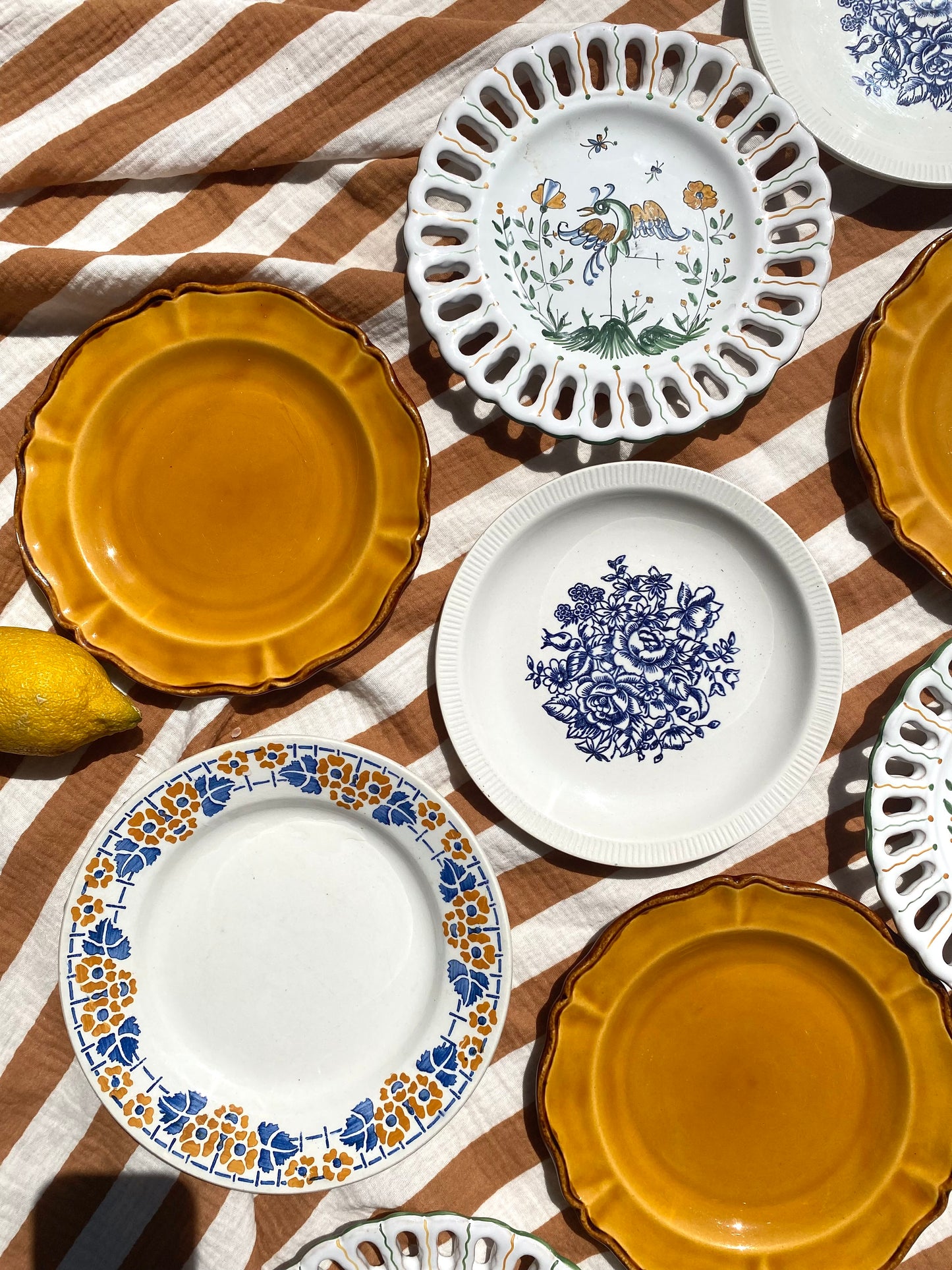 Ensemble de douze assiettes à dessert vintage dépareillées