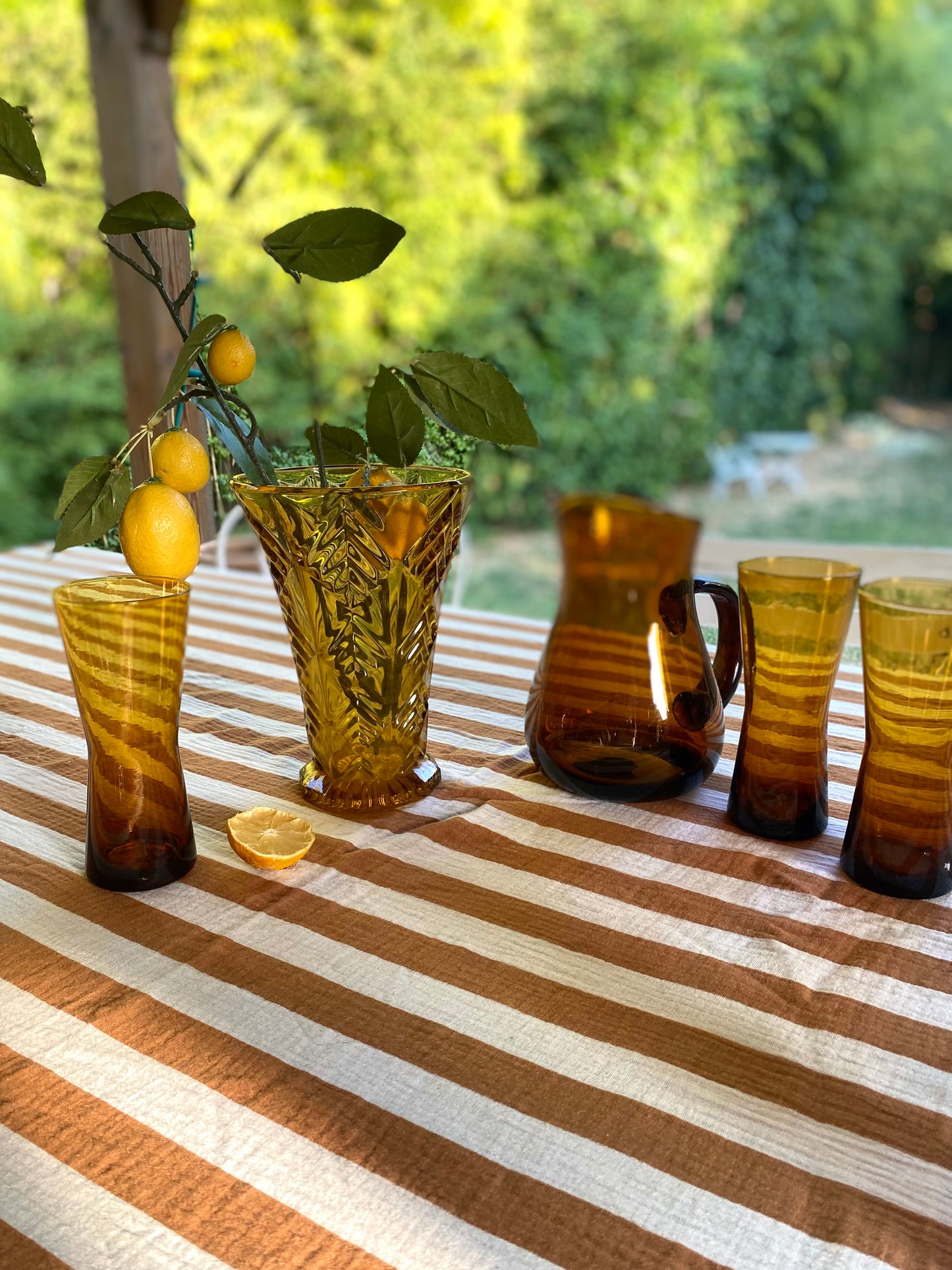 Vase en verre pressé ambré, années 70