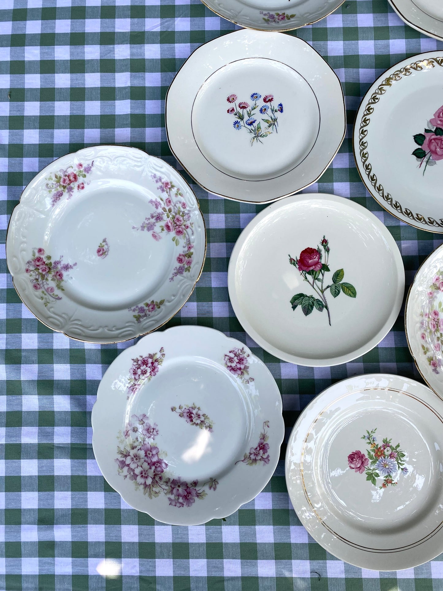 Lot de 12 assiettes anciennes en faïence dépareillées