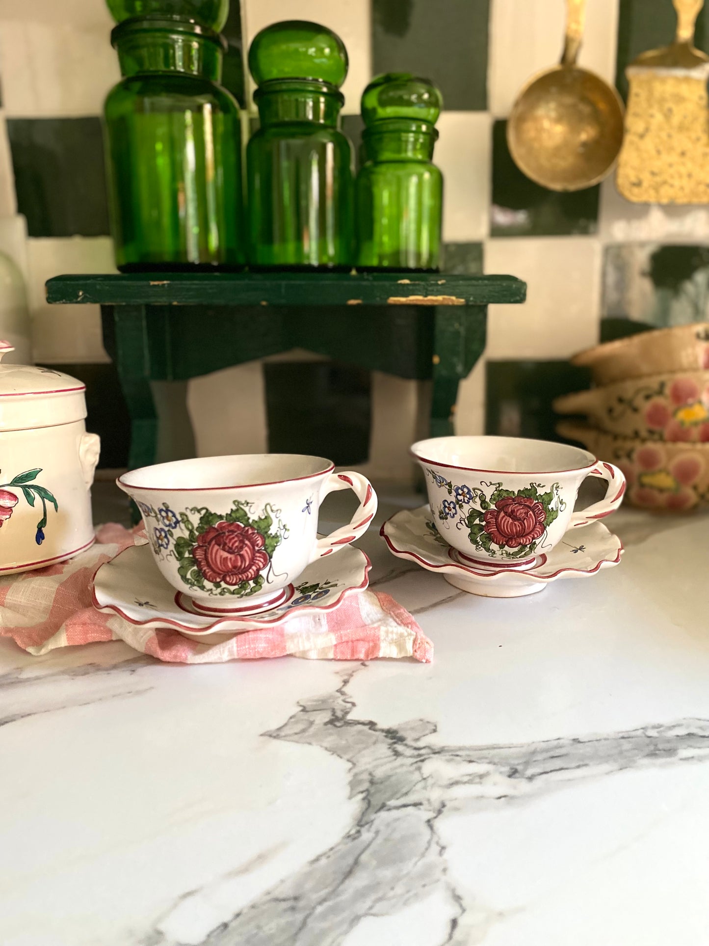 Duo de tasses en faïence ancienne