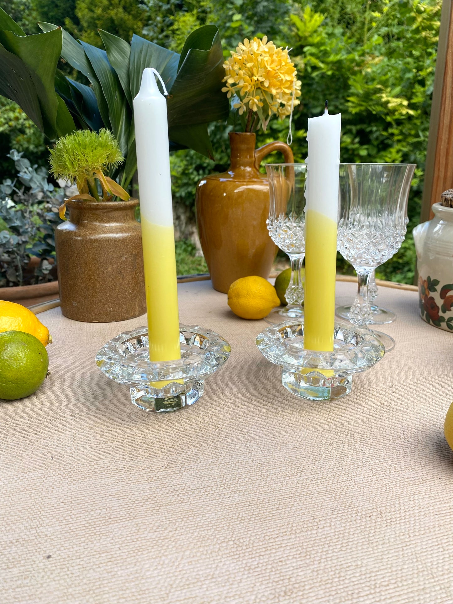 Paire de bougeoirs en verre ancien