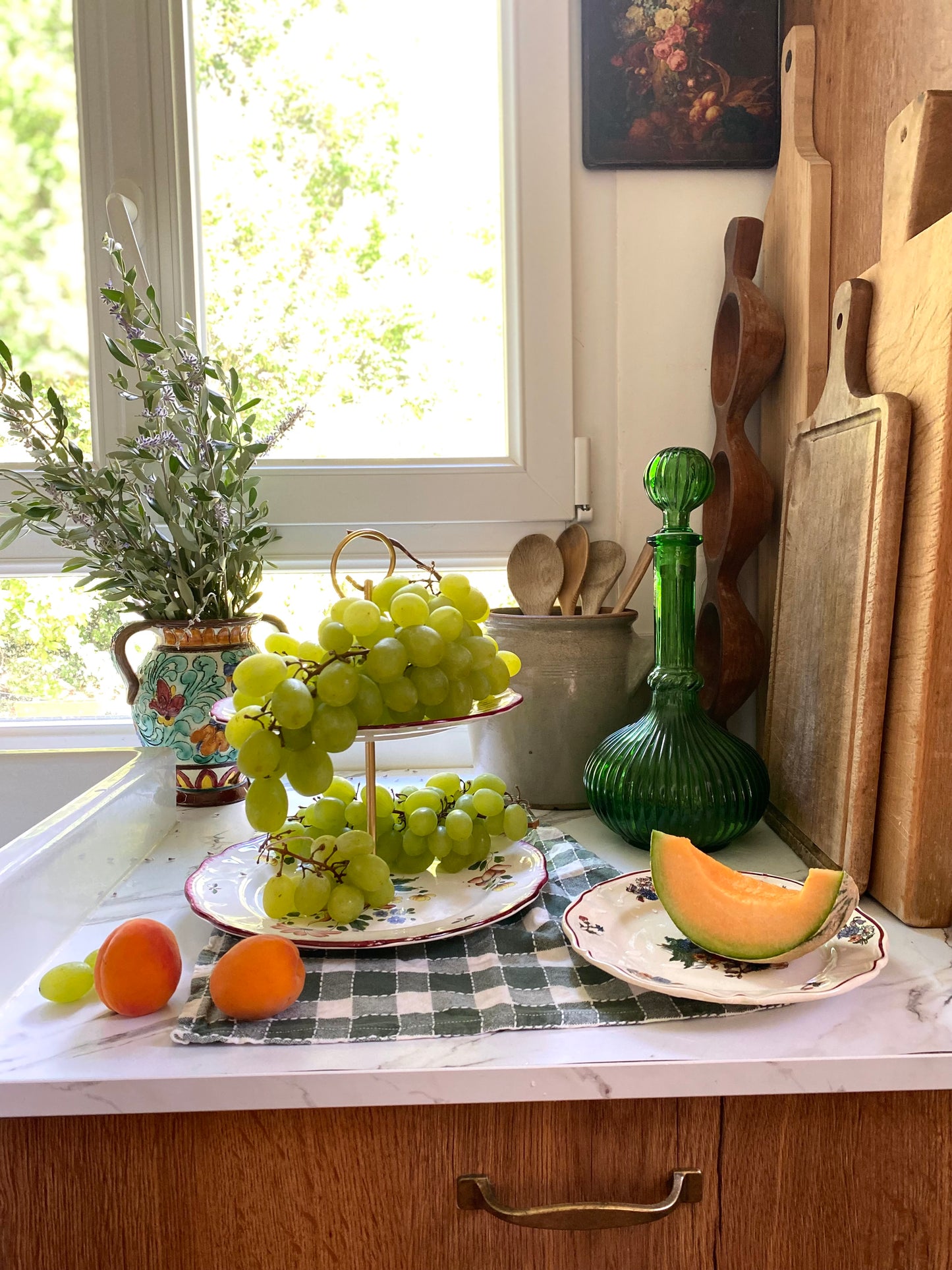 Carafe en verre côtelé vert émeraude, bouchon boule