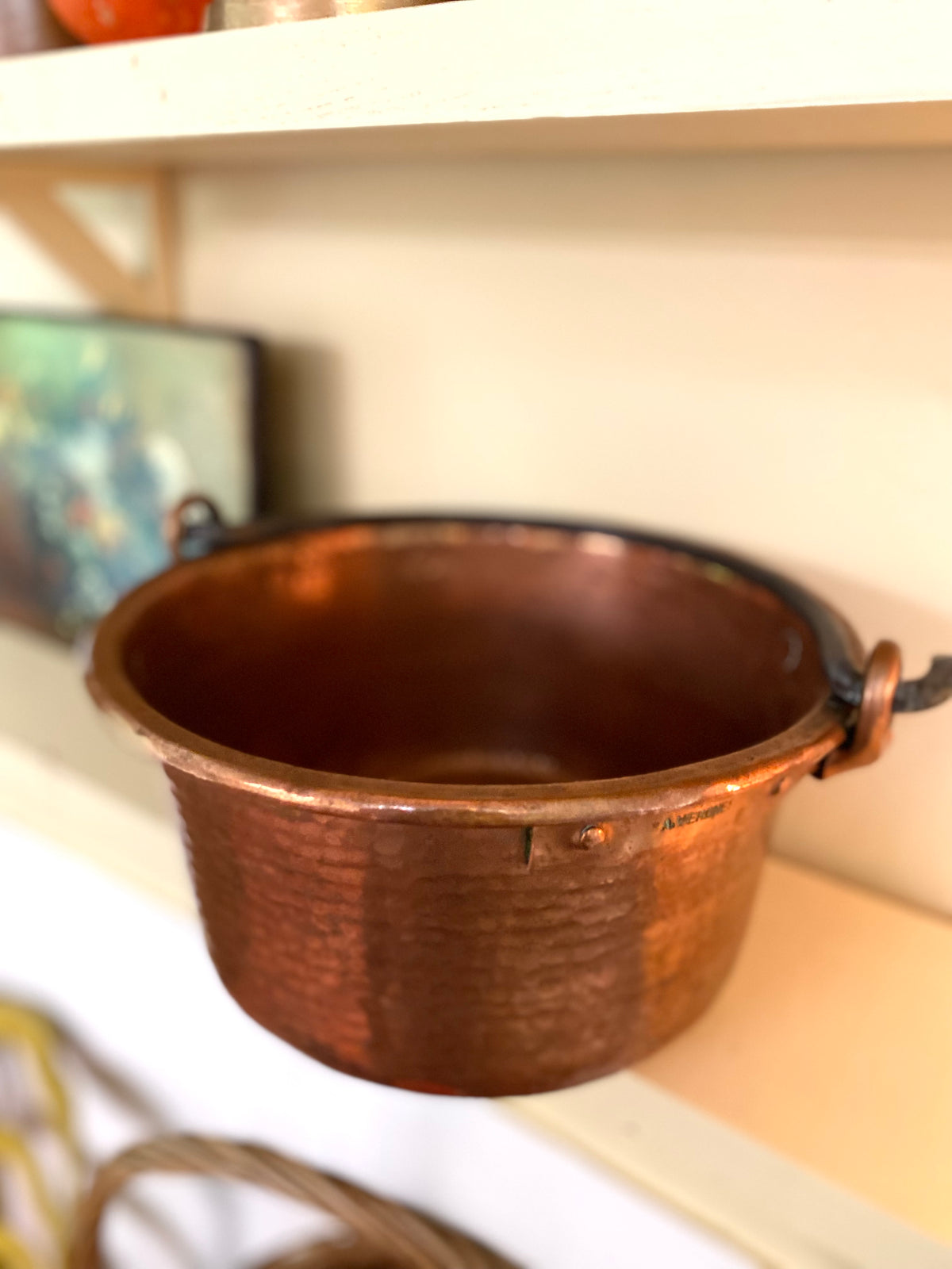 Chaudron en cuivre martelé à anse en fer forgé, fin XIXe