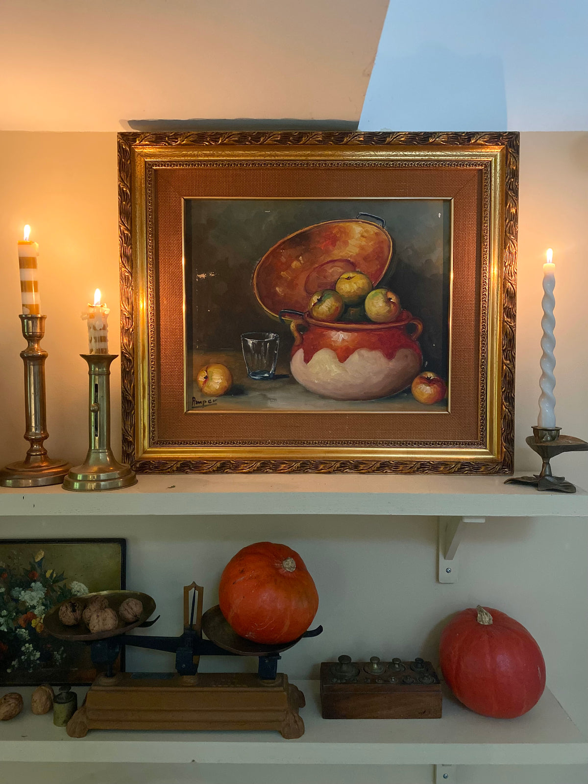 Nature morte aux pommes et chaudron de cuivre, huile sur toile milieu du XXe siècle.
