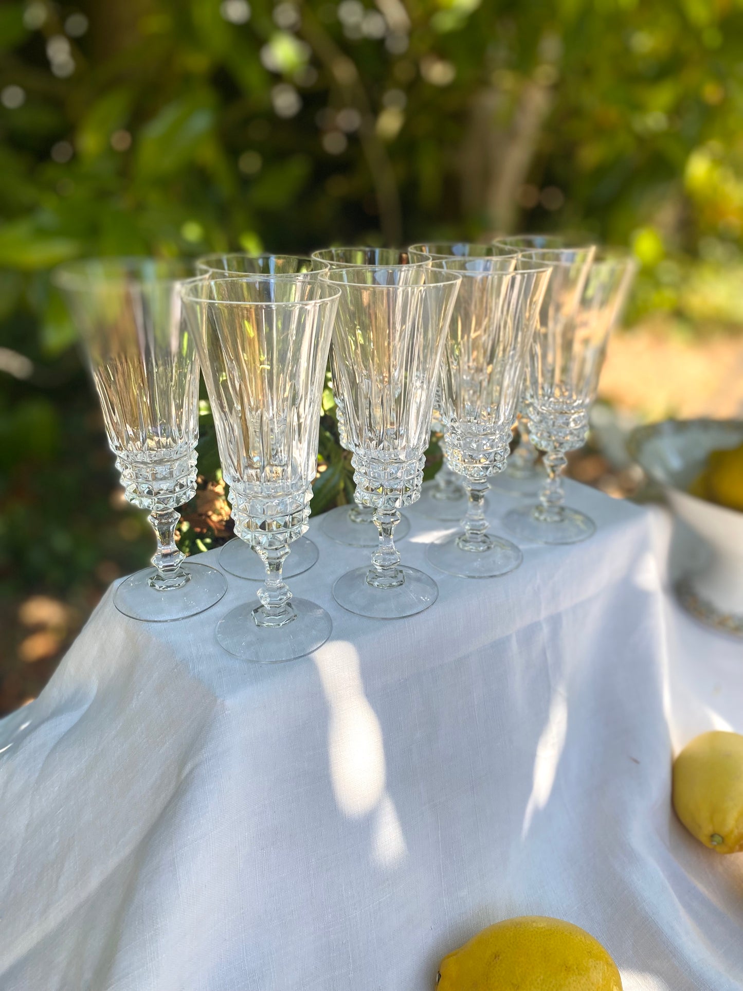 Service de 9 flûtes à champagne en cristal taillé, motif diamant.
