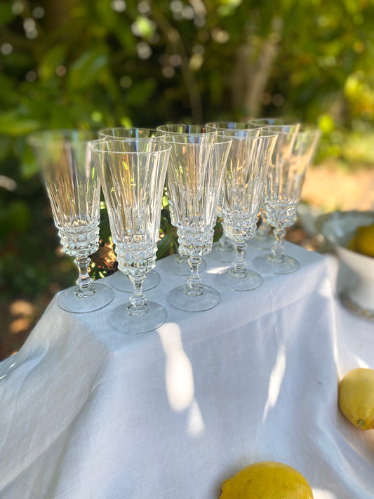 Service de 9 flûtes à champagne en cristal taillé, motif diamant.