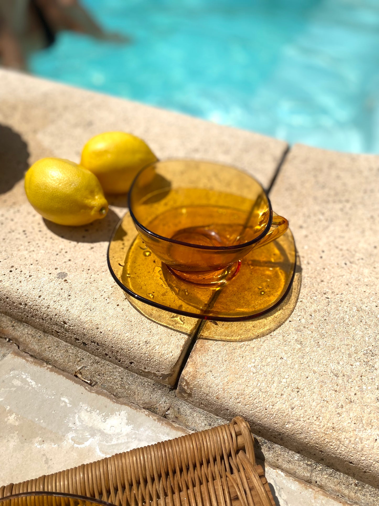 Tasses et soucoupes en verre ambré, plateau en osier