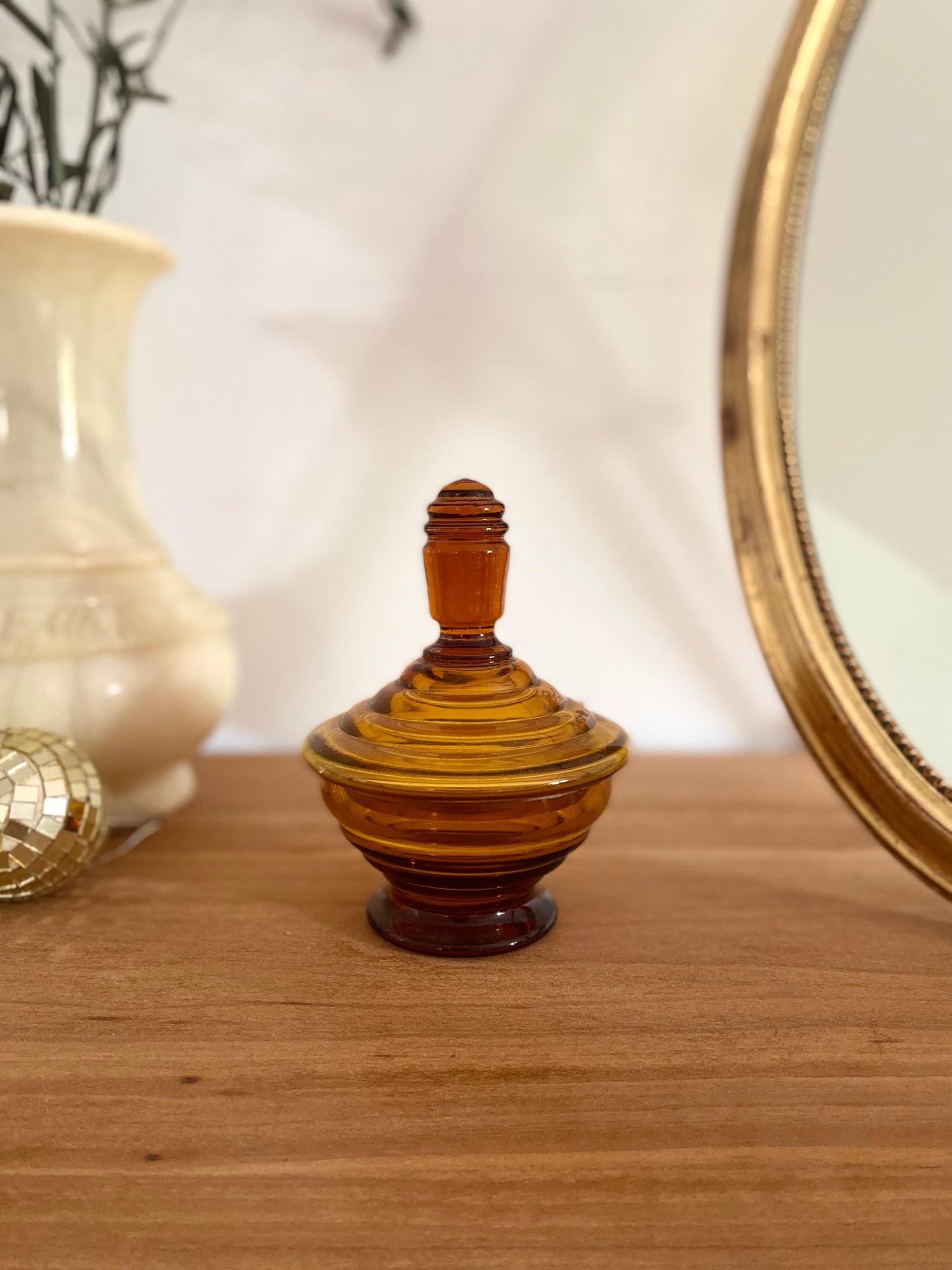 Petit pot à poudre en verre ambré vintage