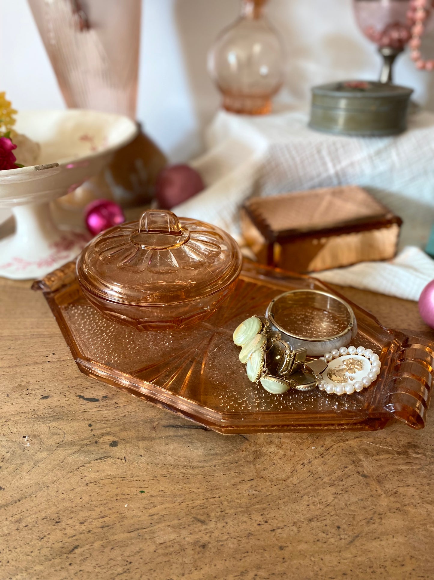 Boîte à poudre en rosaline sur son plateau