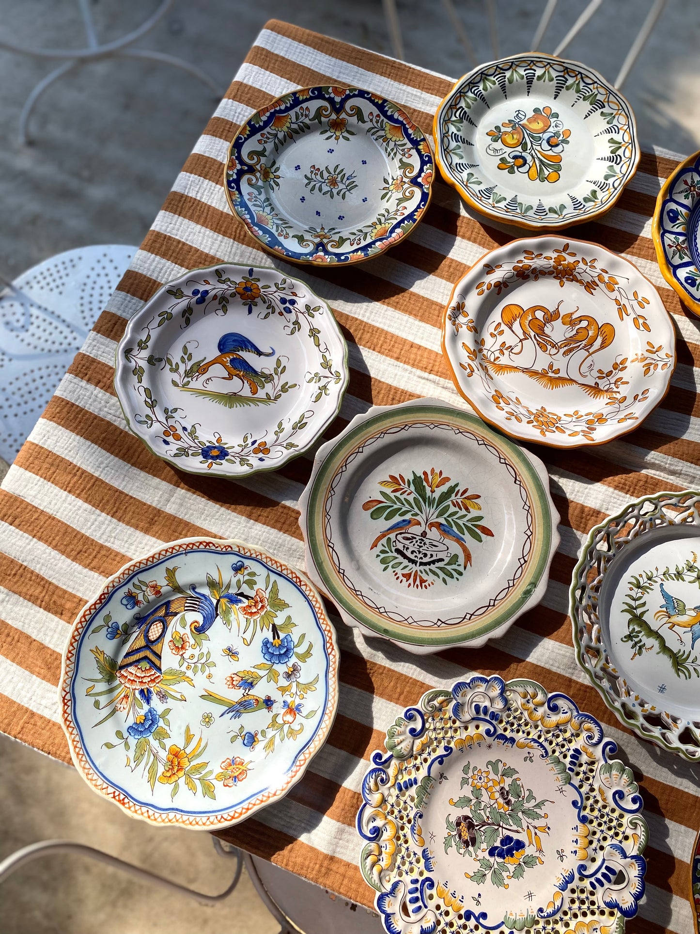Service dépareillé de 11 assiettes en faïence peinte à la main