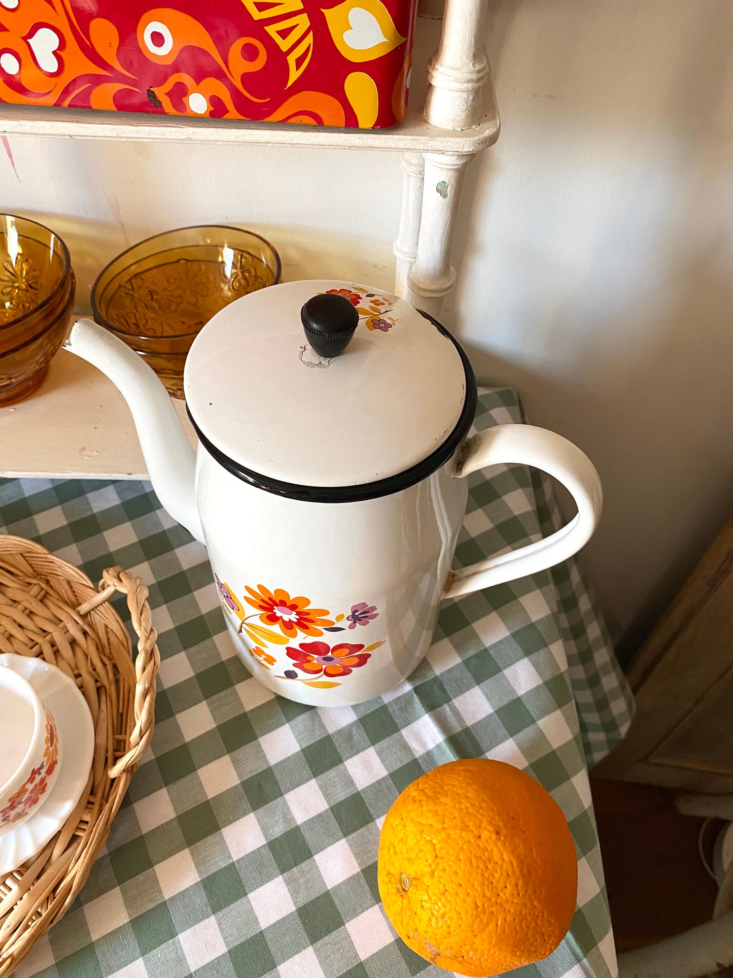 Cafetière en tôle émaillée à décor floral, années 1970