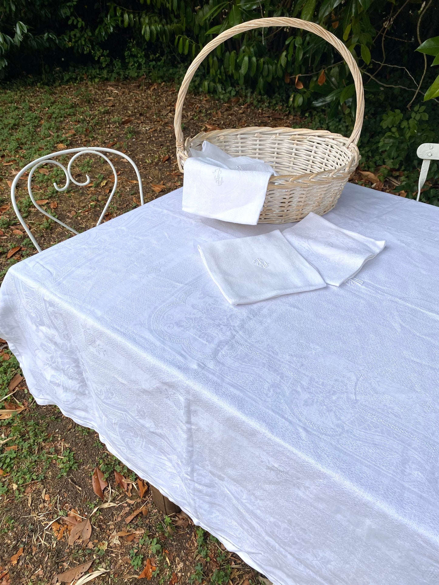 Service de table ancien en damassé blanc monogrammé début XXe siècle. Nappe 200x145 cm et 8 serviettes assorties