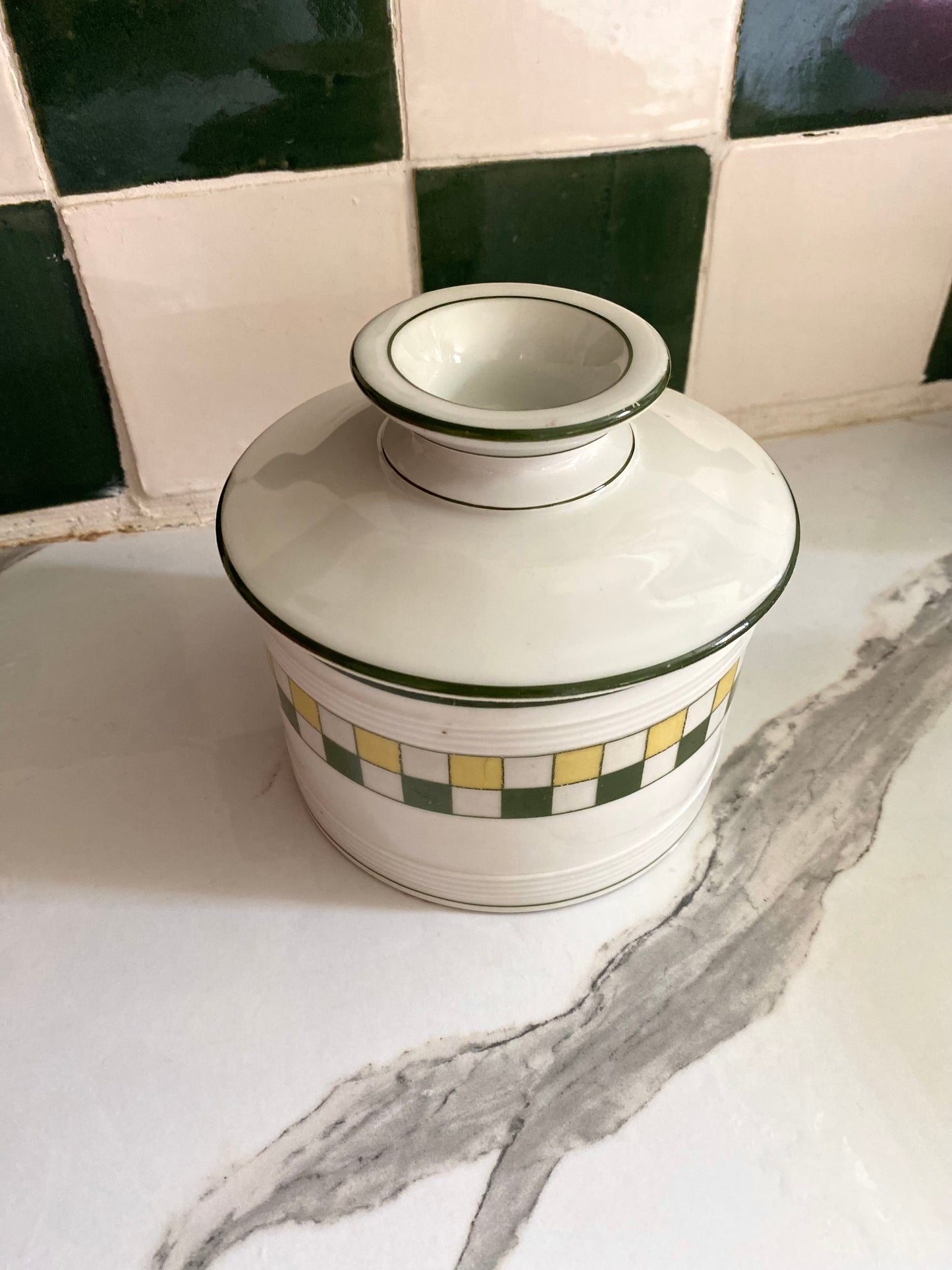 Pot en faïence ancienne