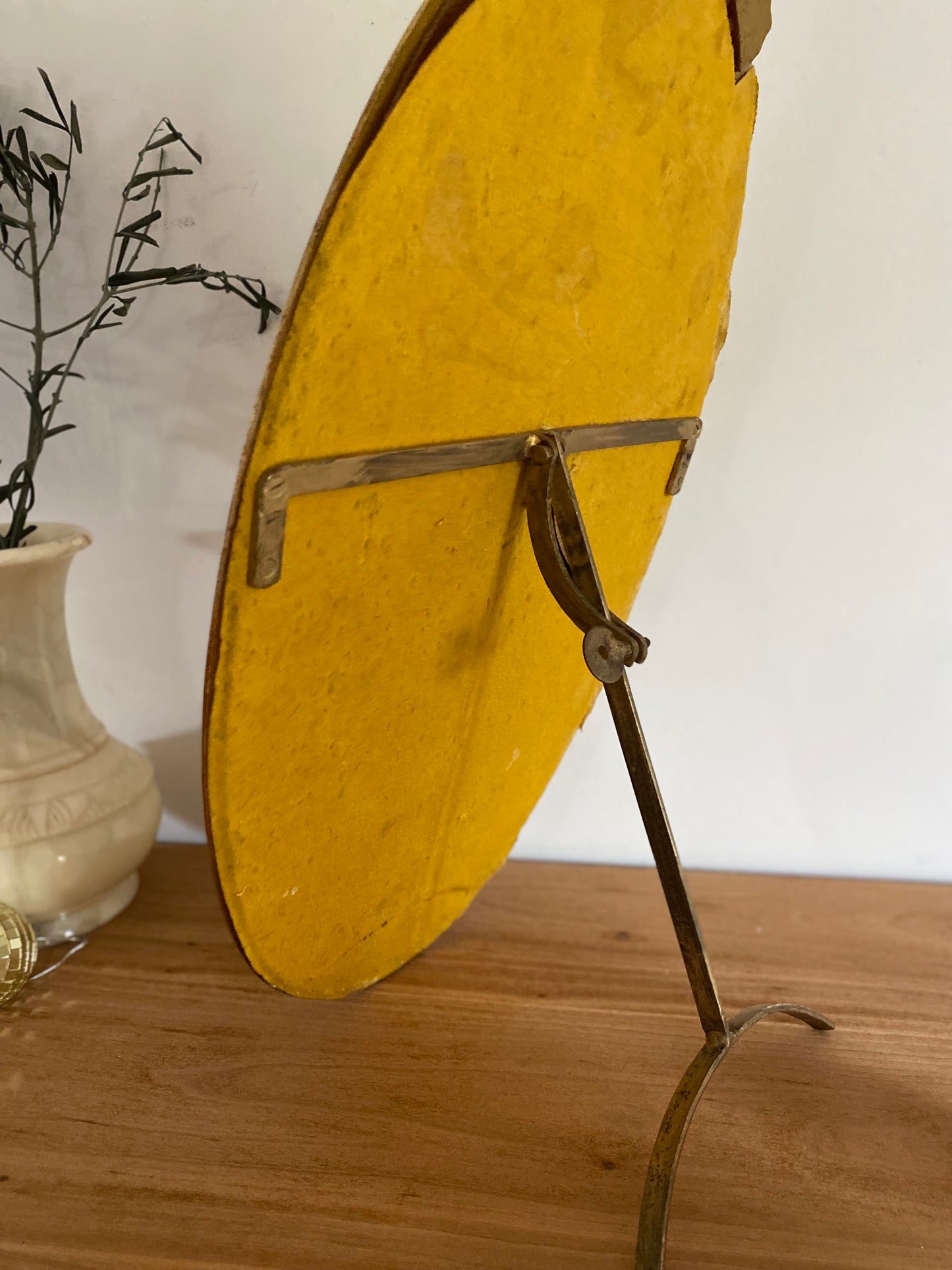 Miroir ovale sur pied du XIXe siècle.