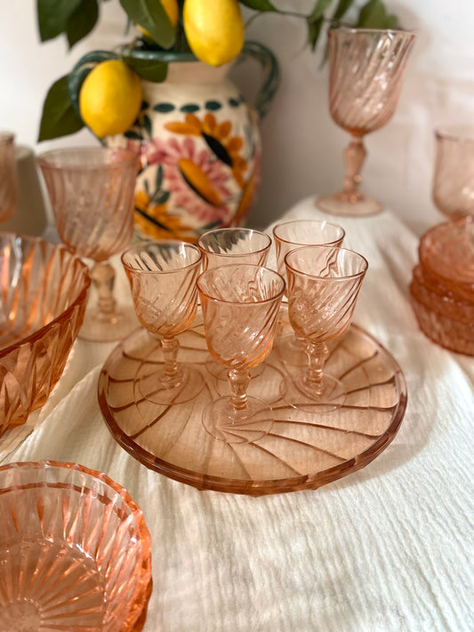 Service à liqueur en verre rose torsadé, 5 verres et plateau — vintage années 1930-1950
