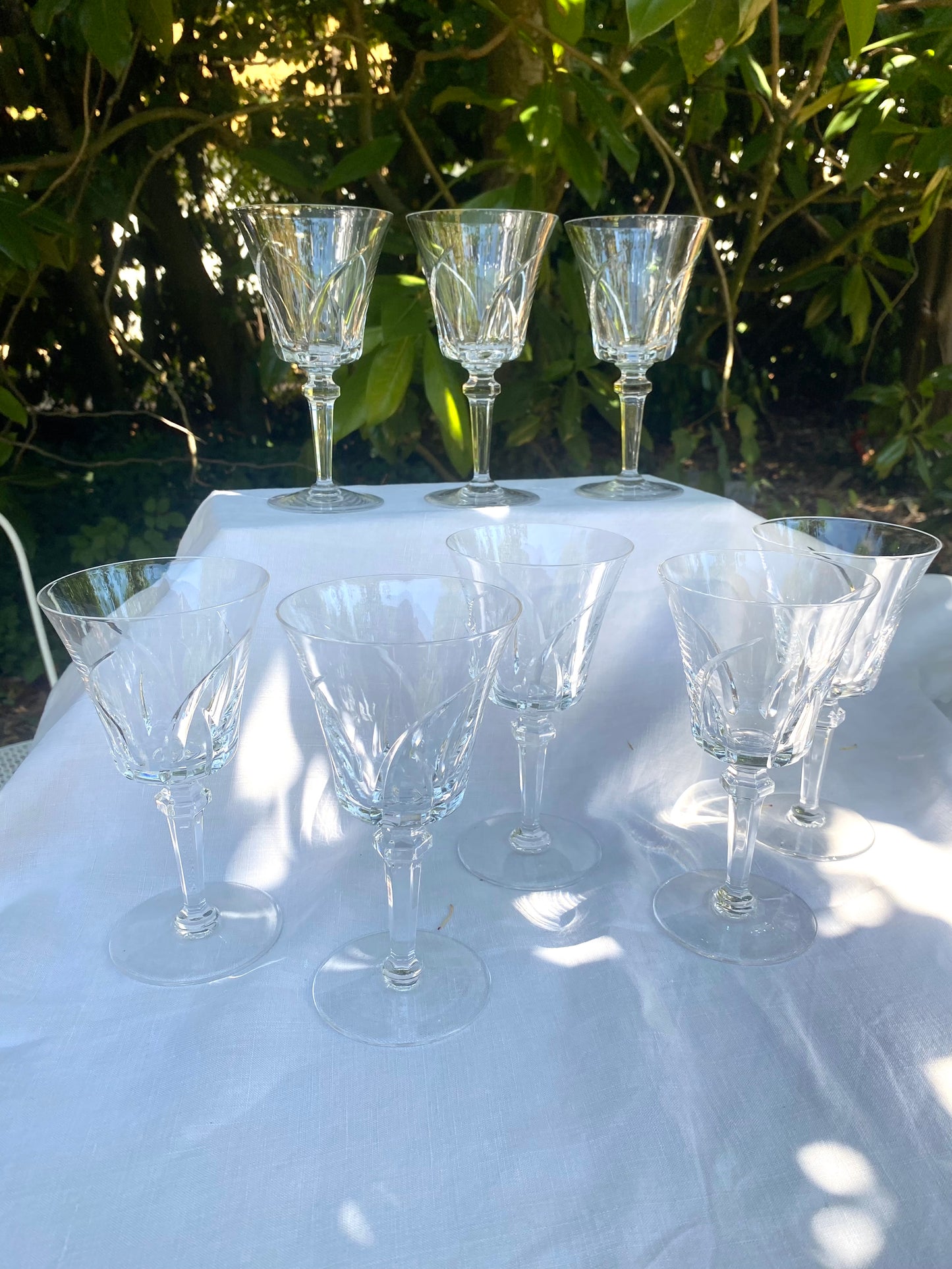 Service de 8 grands verres à vin en cristal taillé